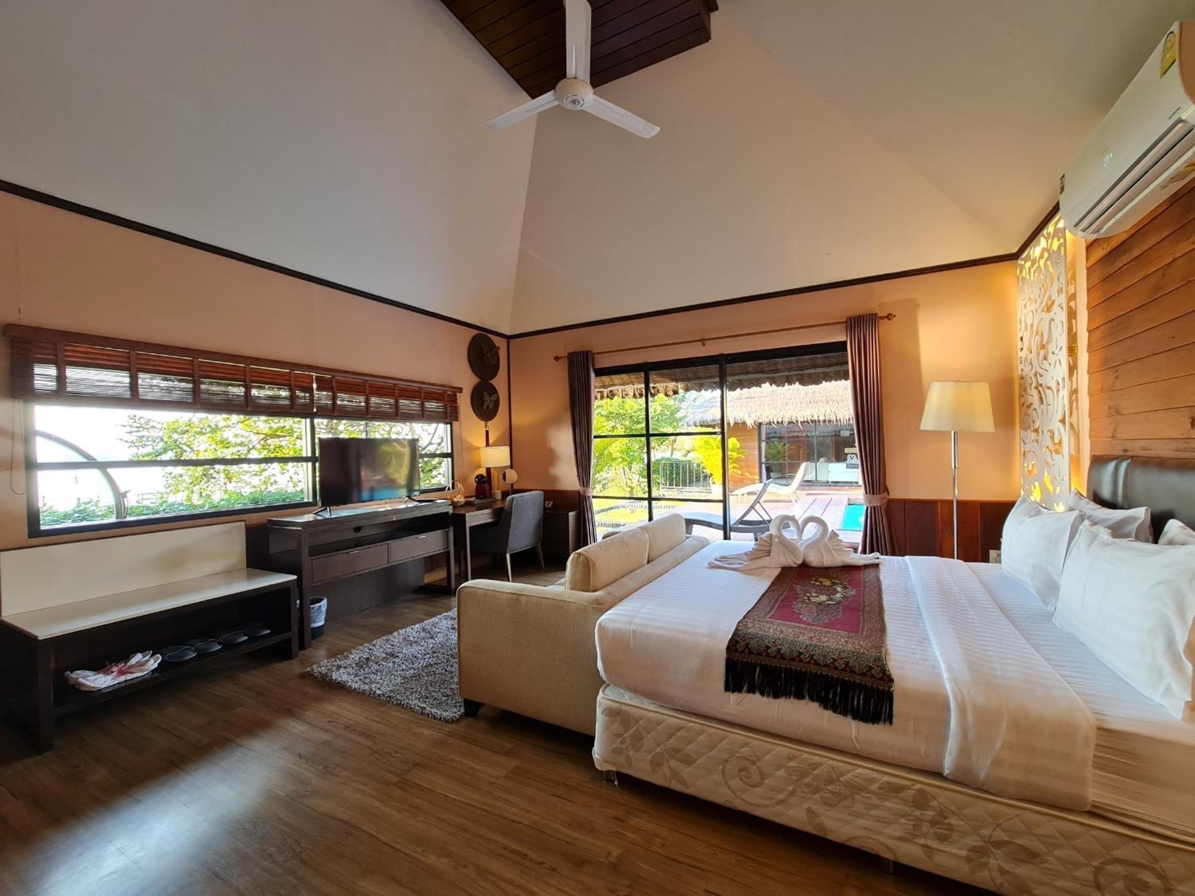 Villa with Lake View - Photo 17