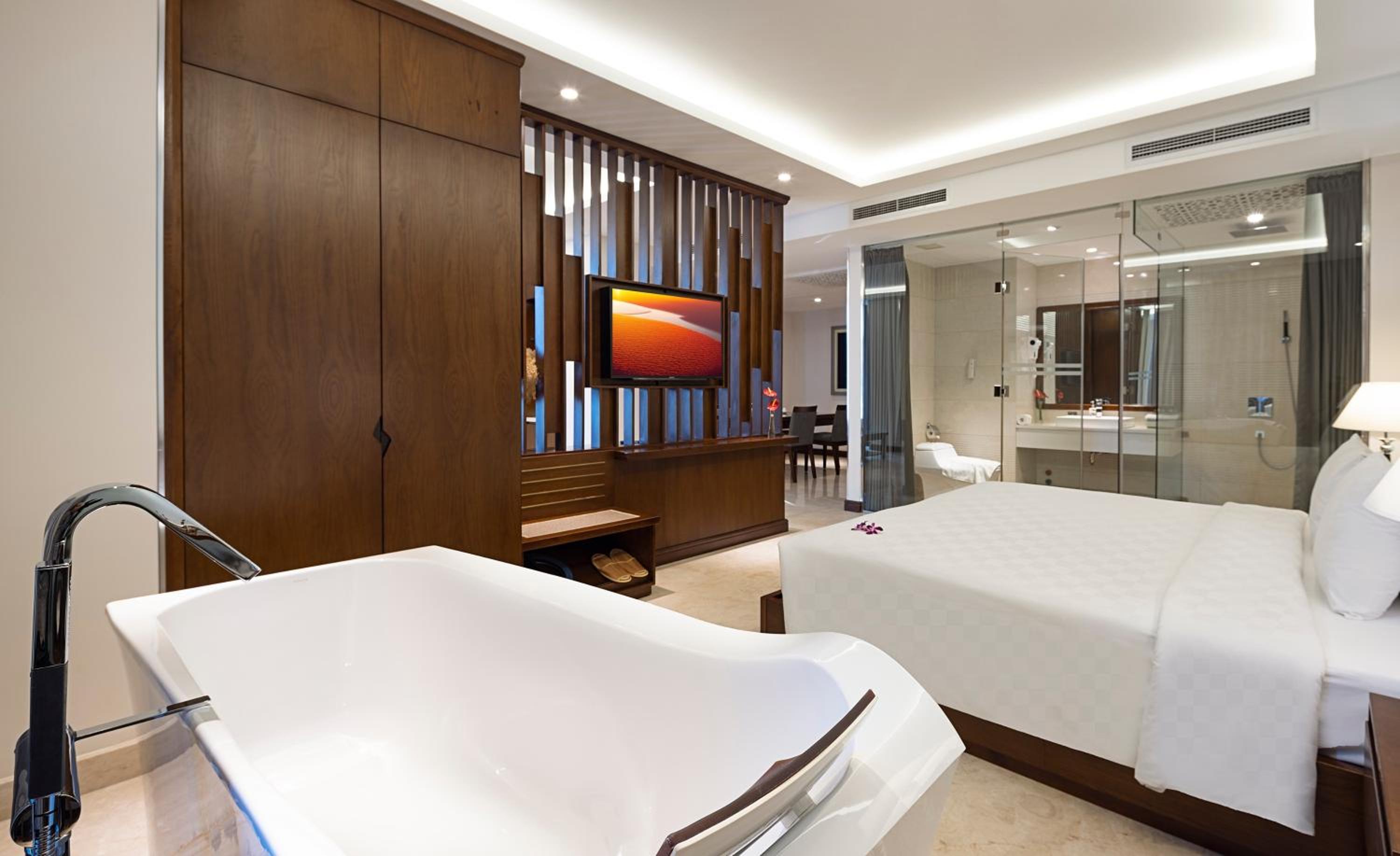 Luxury Panorama Suite with City View and daily afternoon tea photo 3