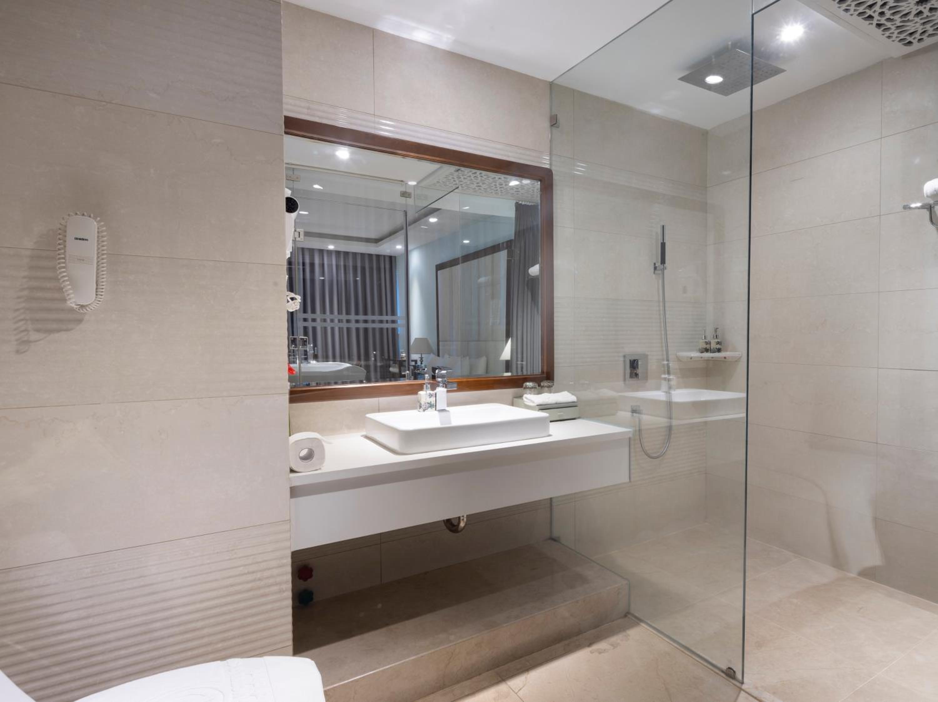 Luxury Panorama Suite with City View and daily afternoon tea photo 2