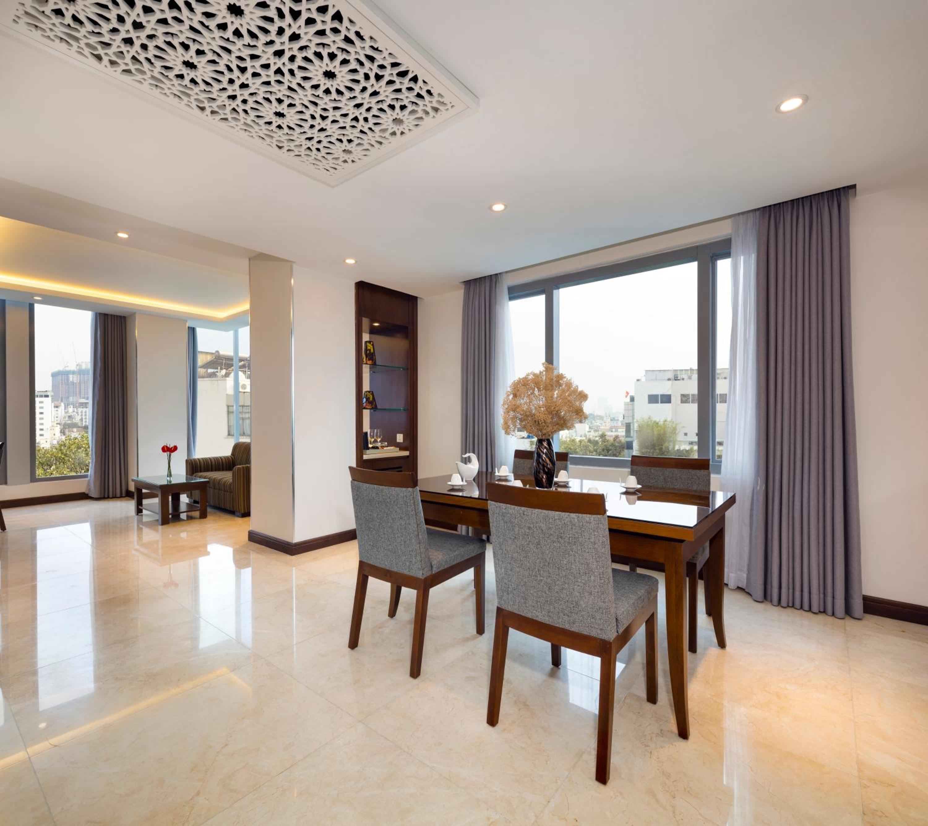 Luxury Panorama Suite with City View and daily afternoon tea, photo 6