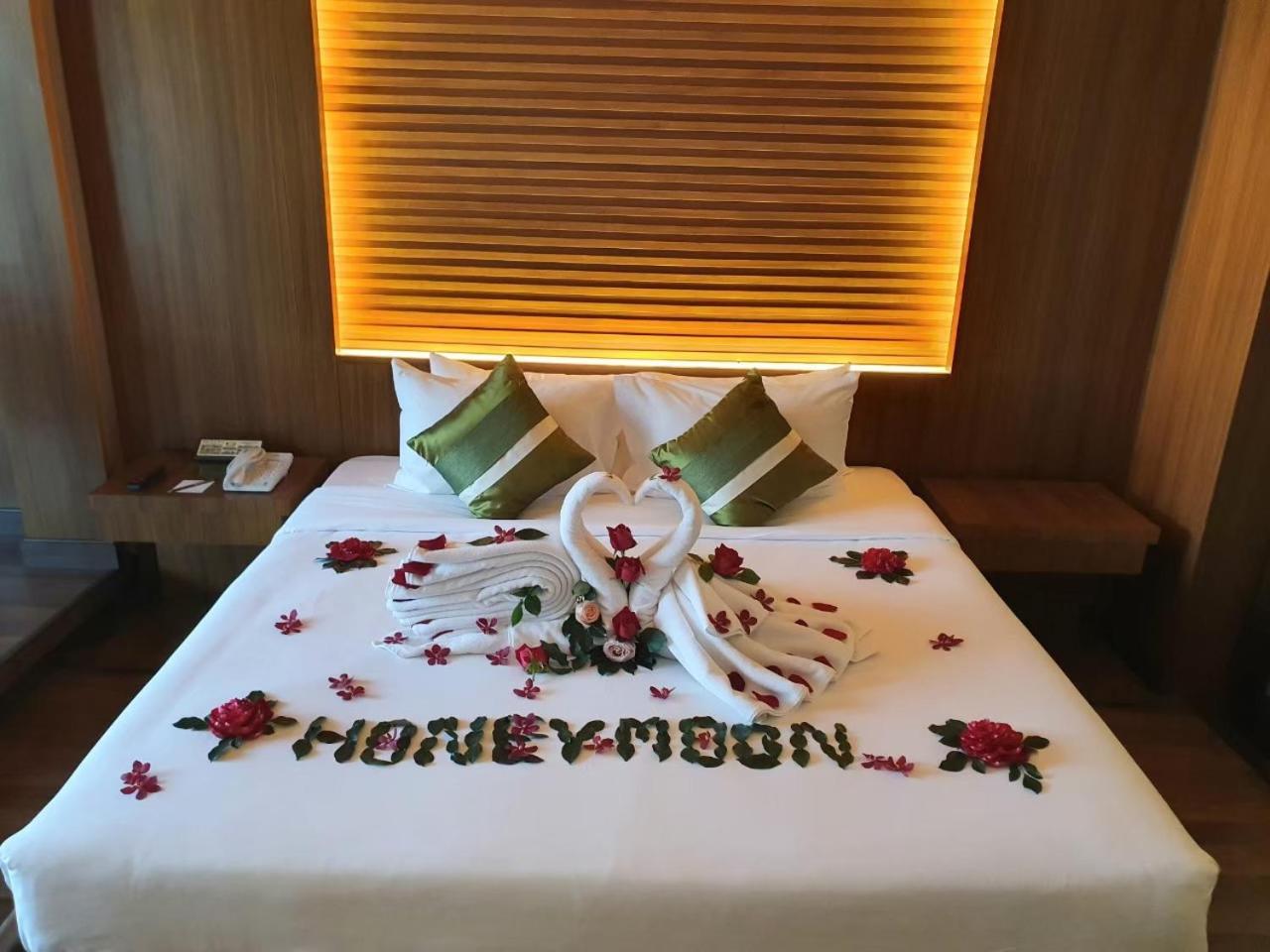 Honeymoon Suite