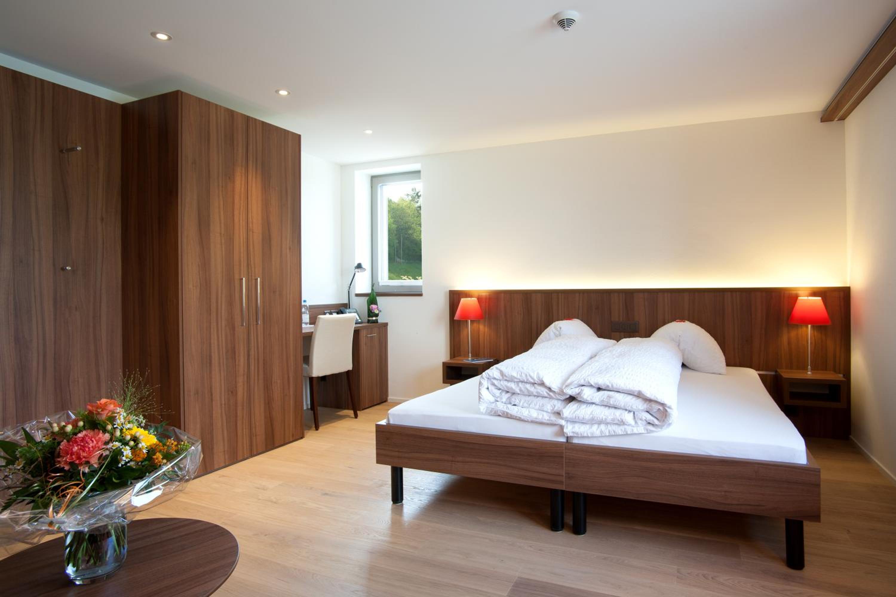 Twin Room with Lake View - Photo 11