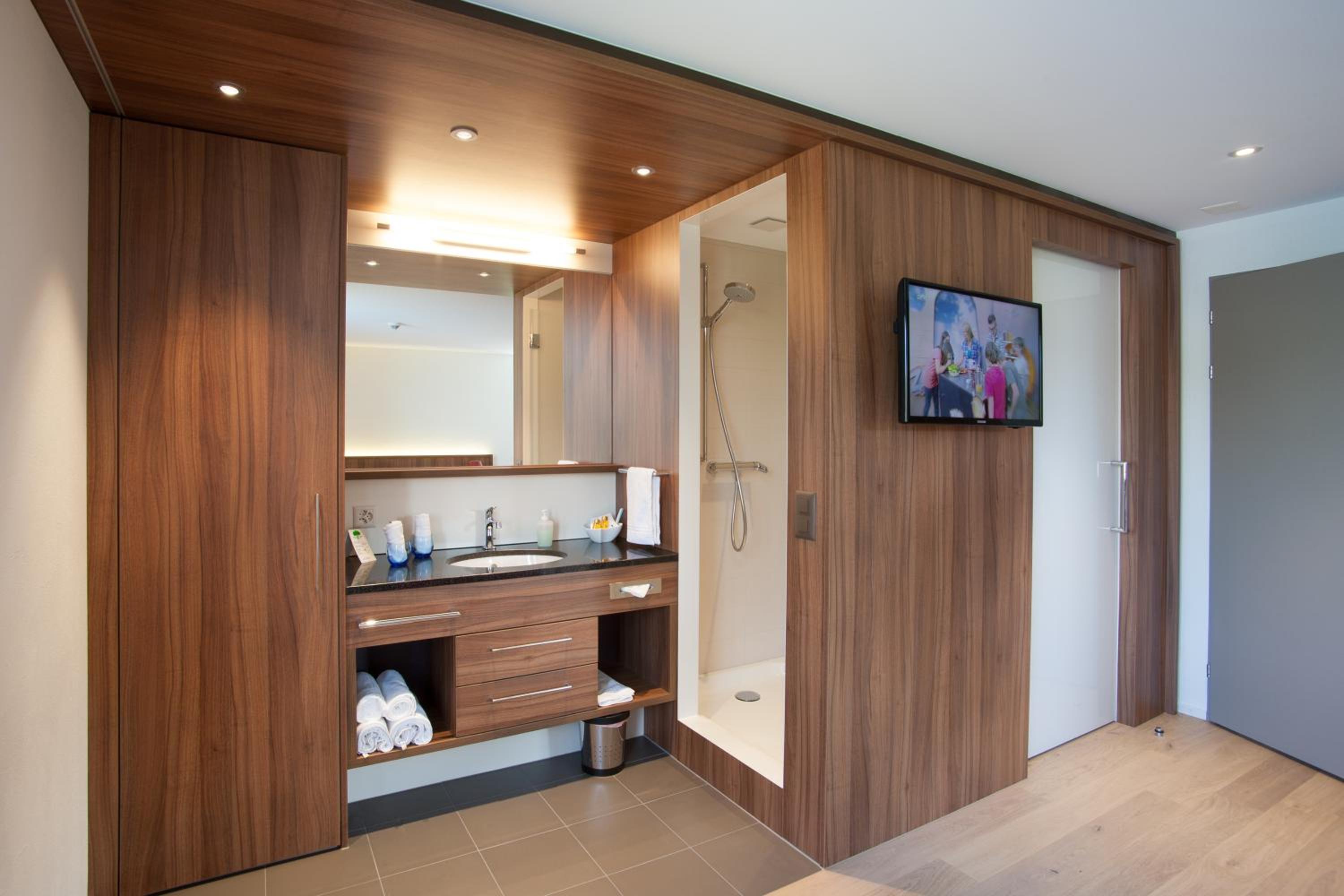 Twin Room with Lake View - Photo 7