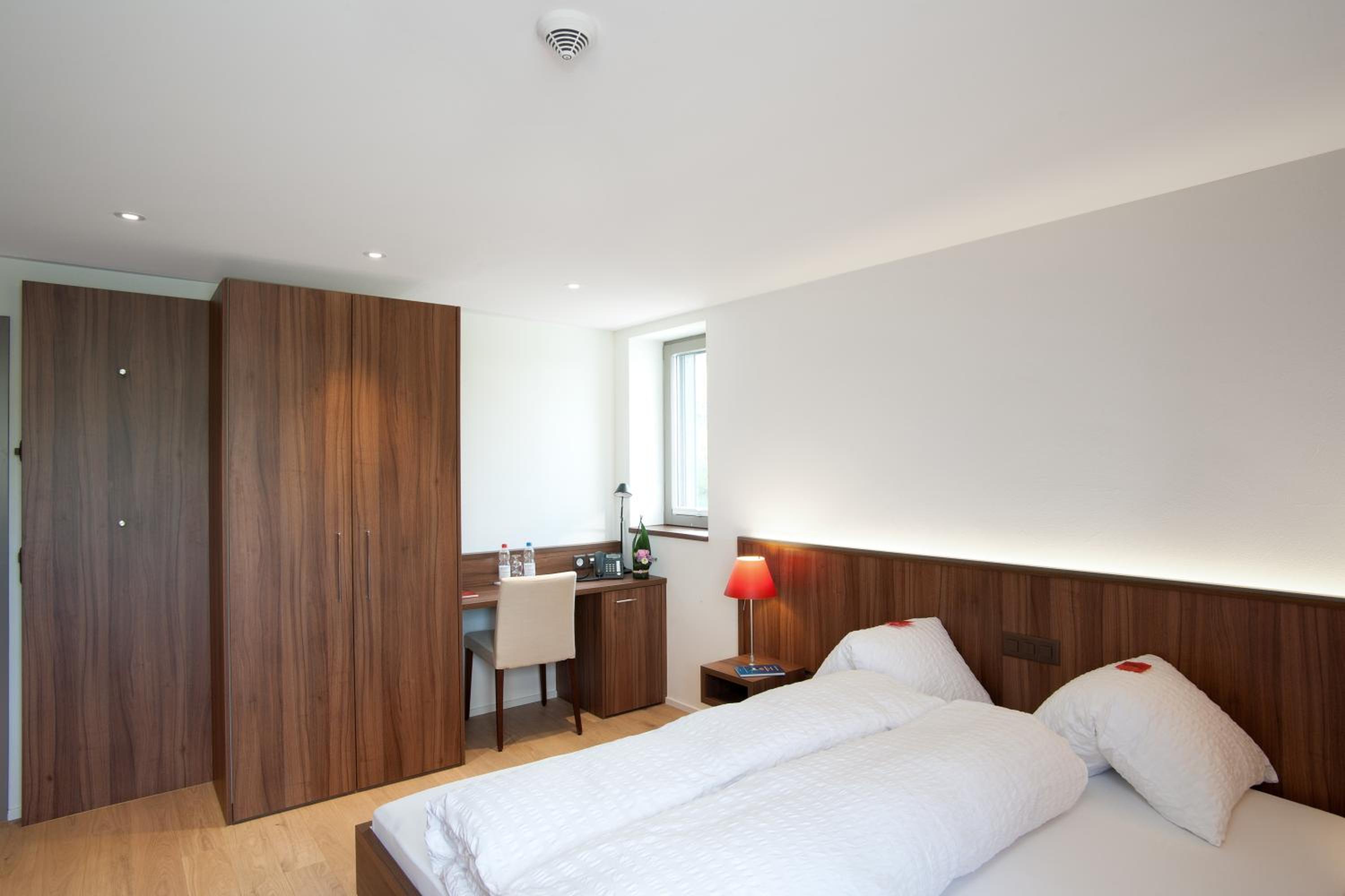 Twin Room with Lake View - Photo 8