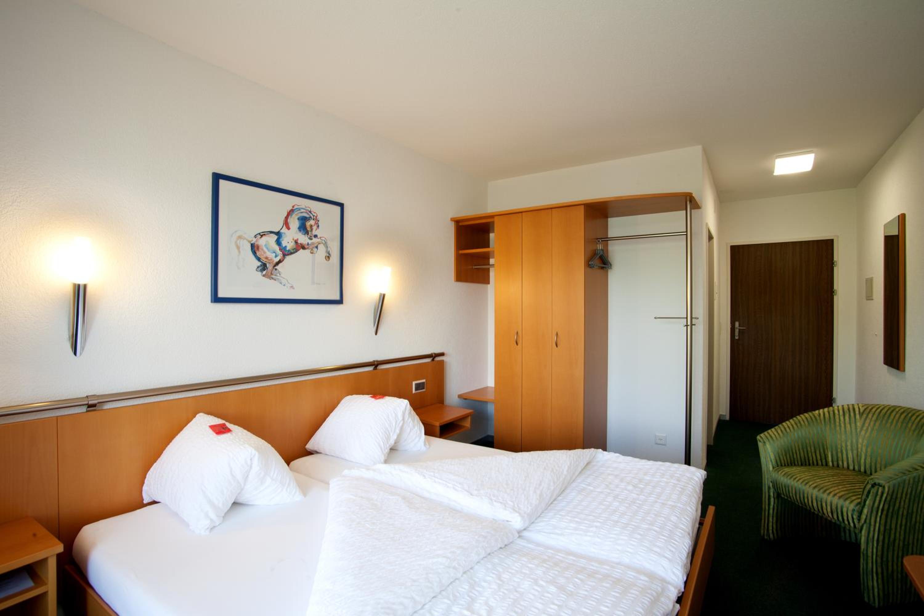 Twin Room with Lake View - Photo 4