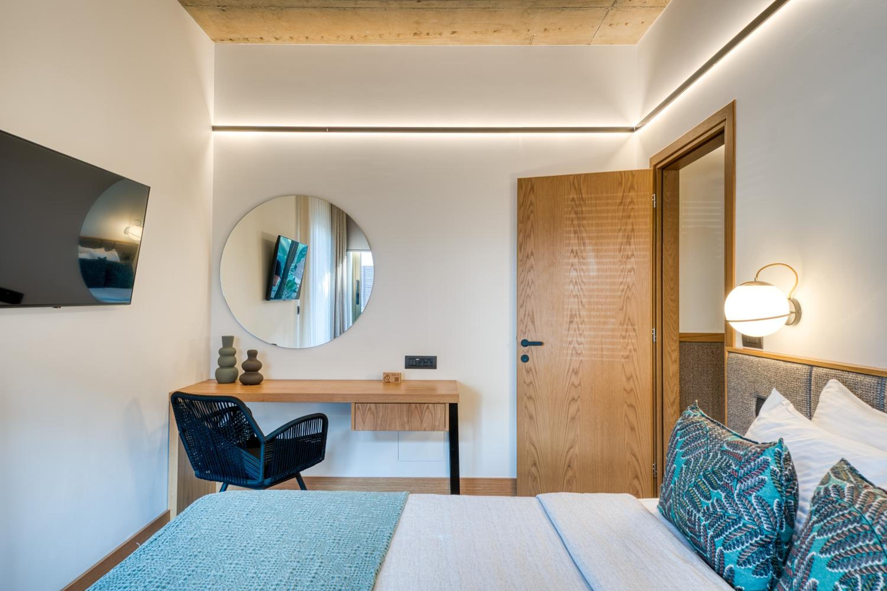 Luxury Suite with Veranda and Pool View  photo 2