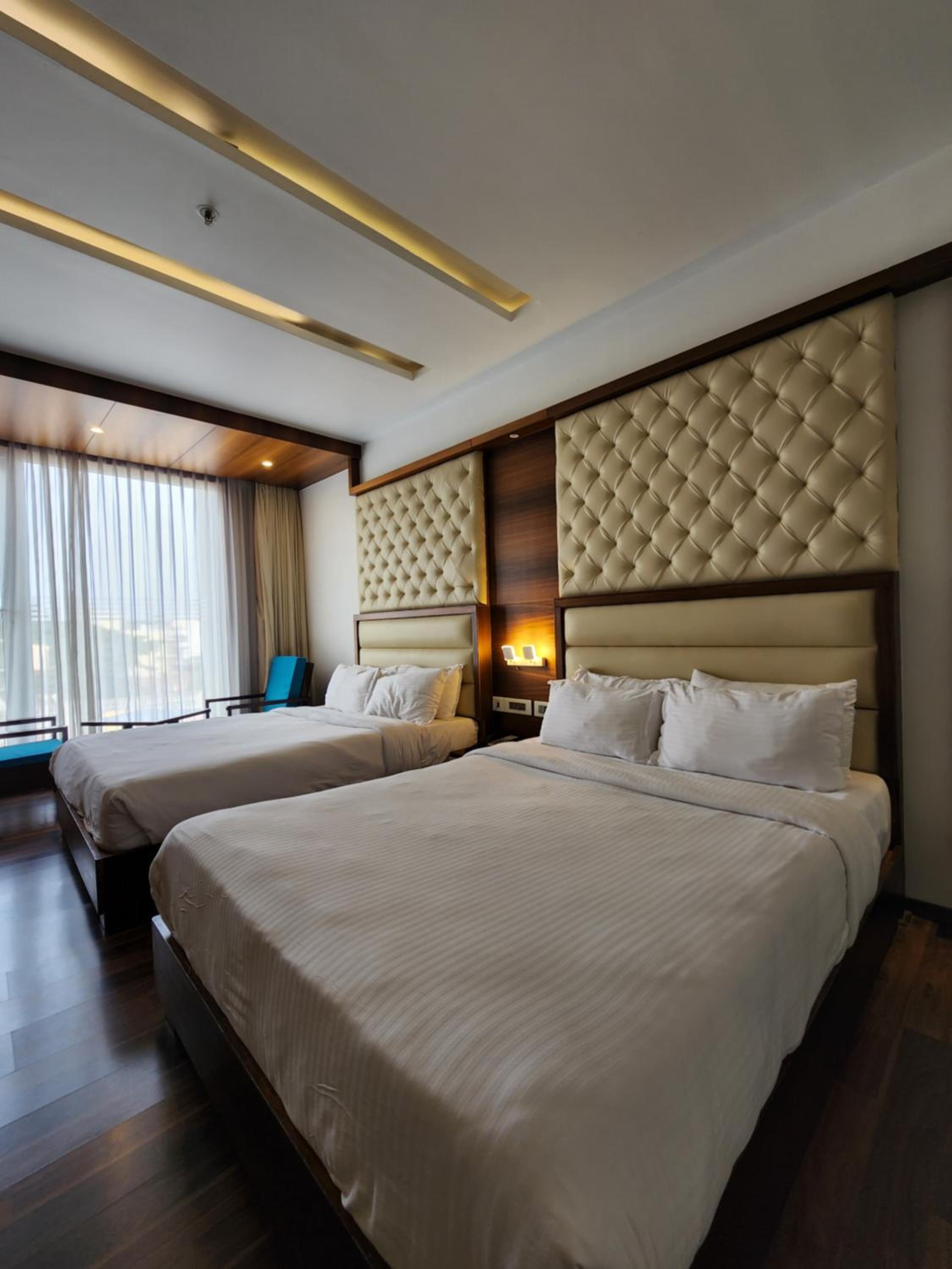 Club Room Two Queen Beds - Photo 9