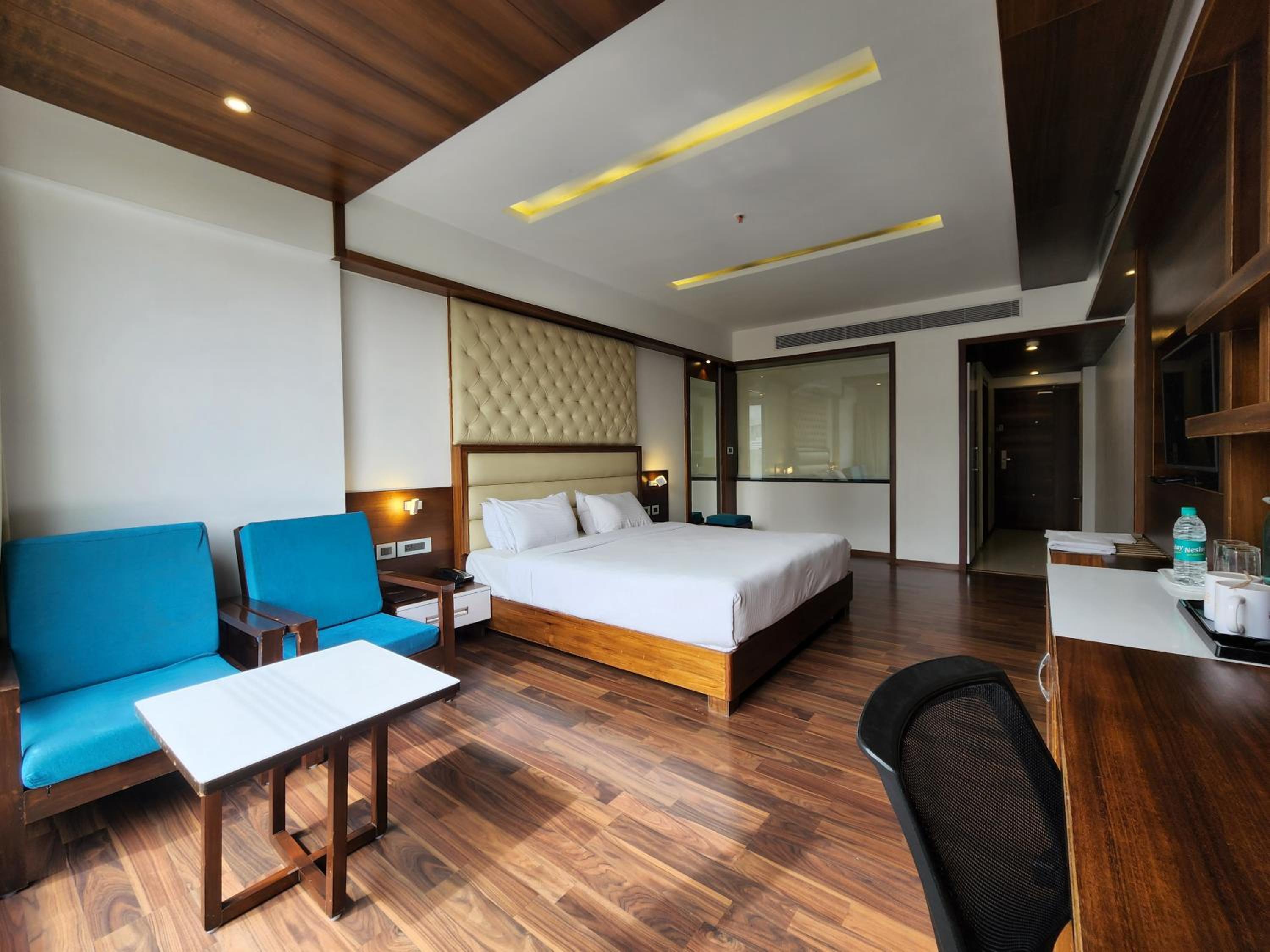 Club Room King Bed - Photo 10