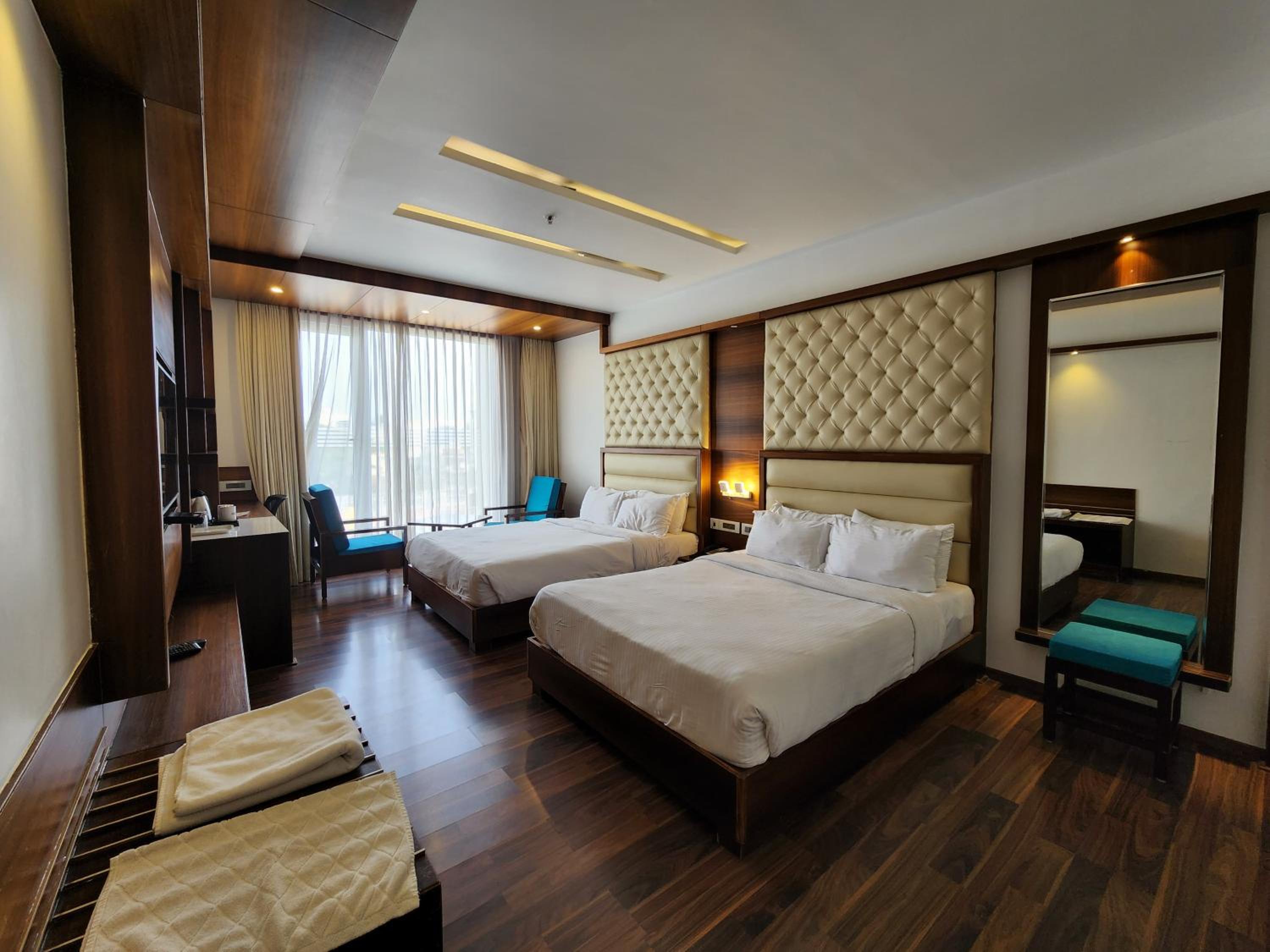 Club Room Two Queen Beds - Photo 8