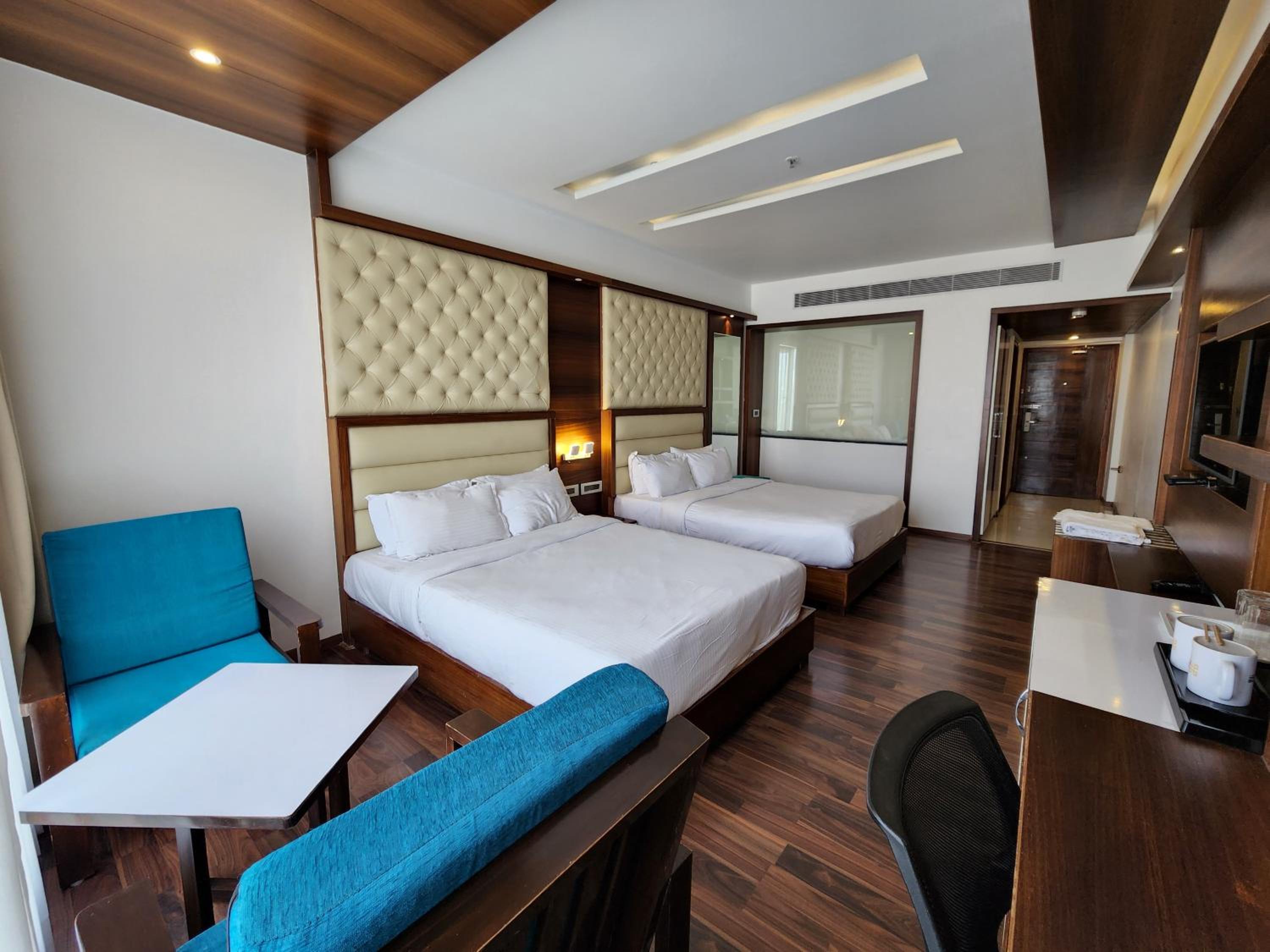 Club Room Two Queen Beds - Photo 7