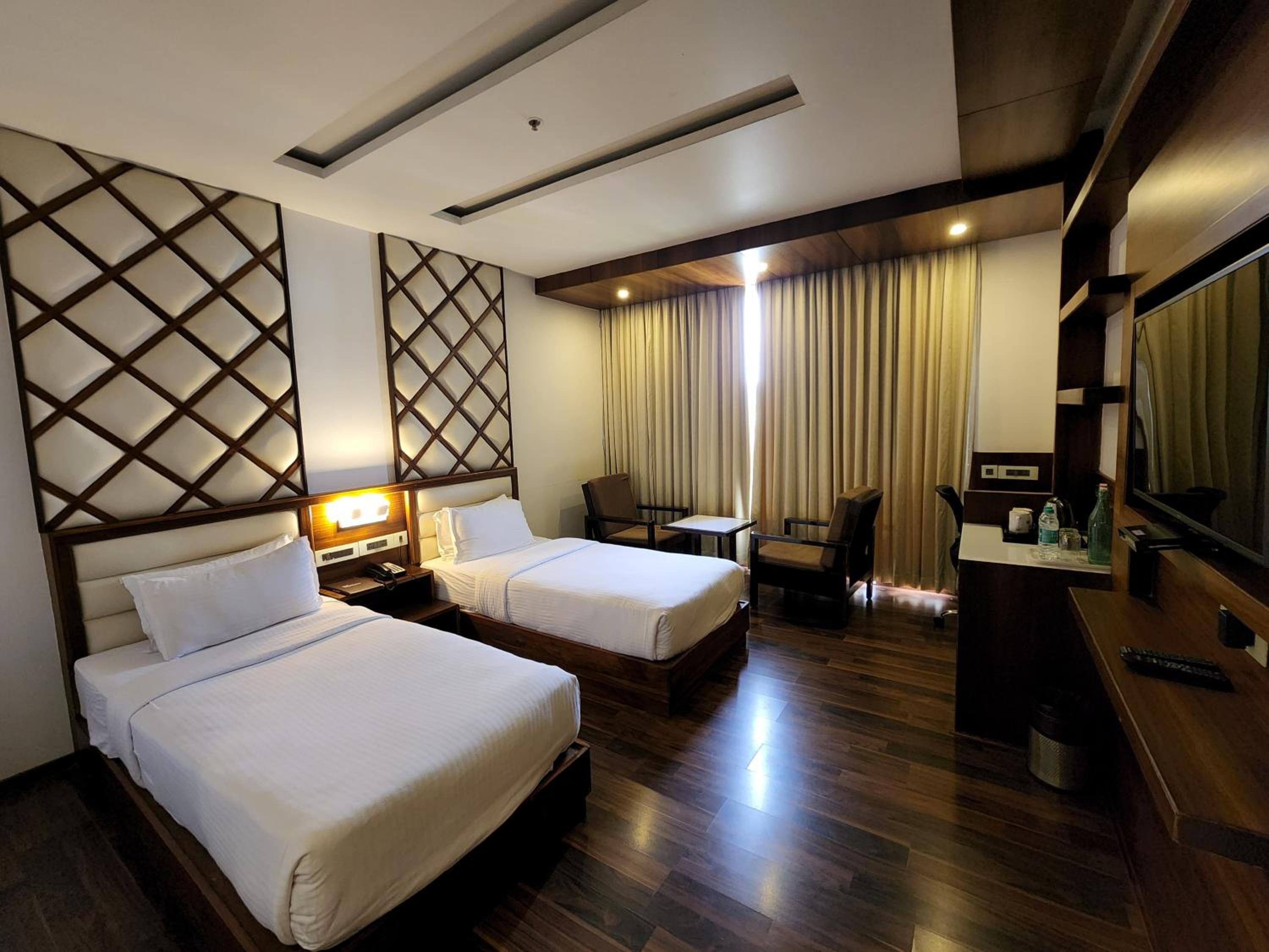 Club Room Two Queen Beds - Photo 6