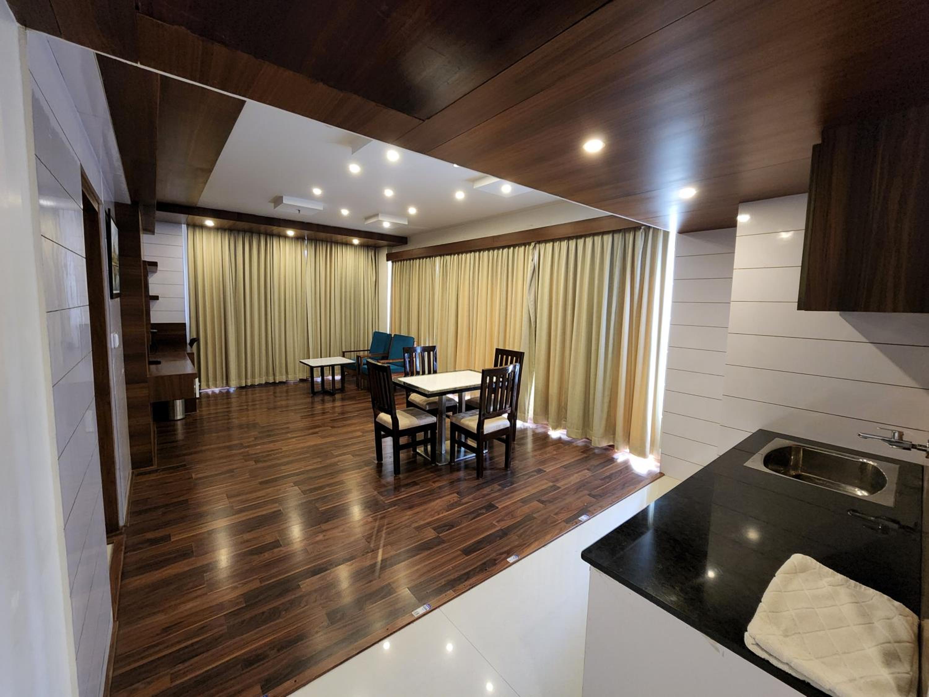 Suite - Photo 7