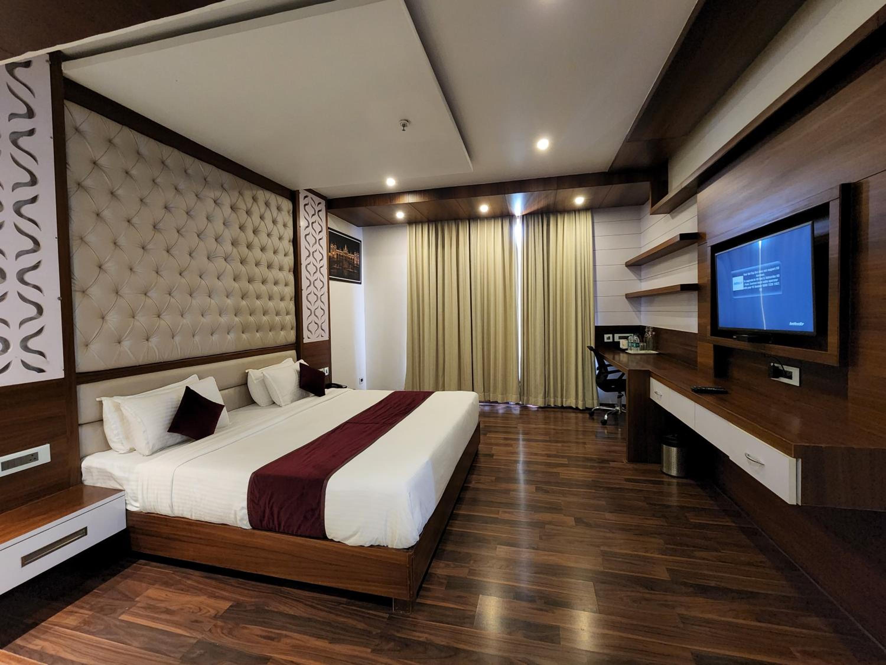 Suite - Photo 16