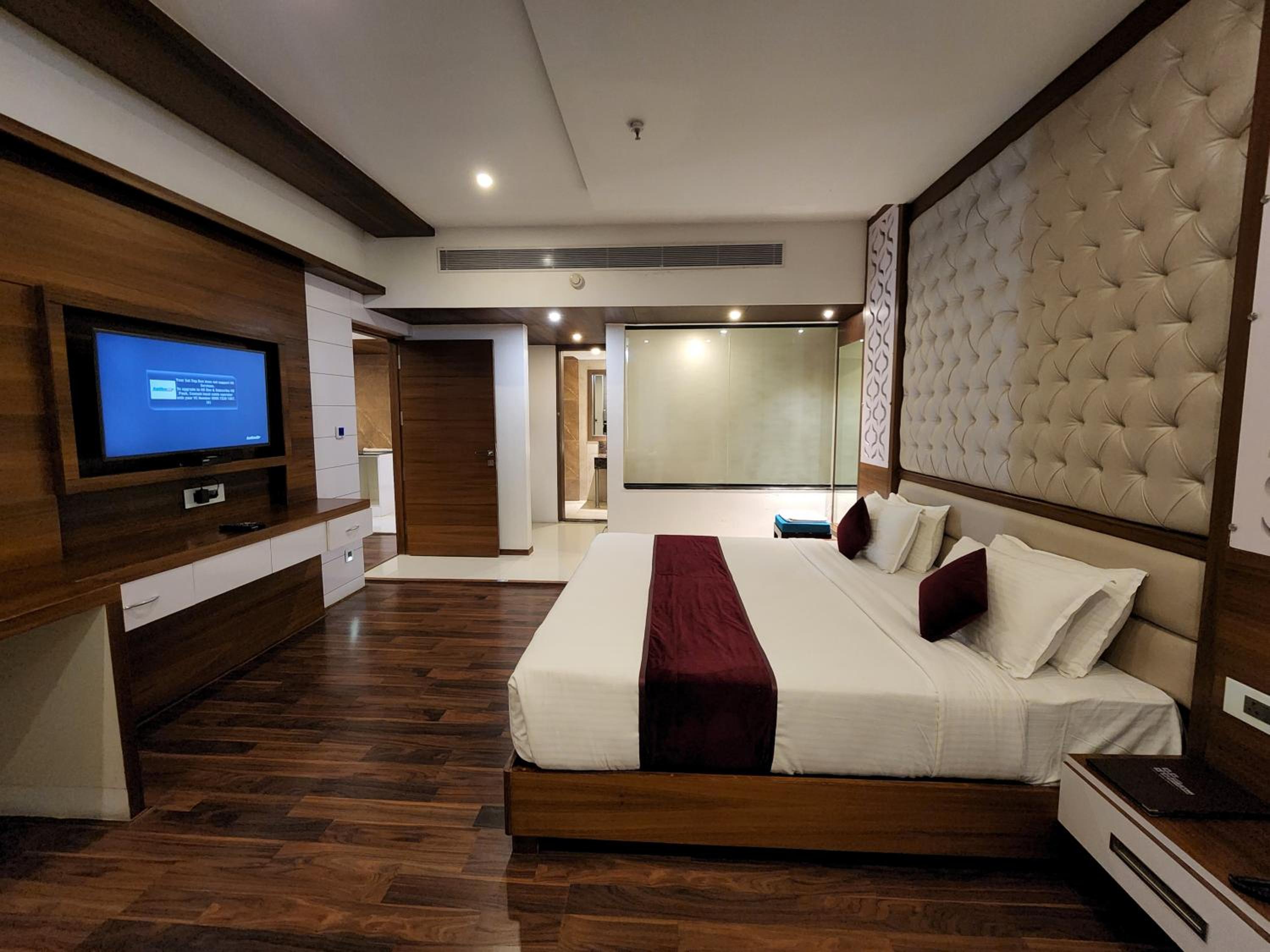 Suite - Photo 15