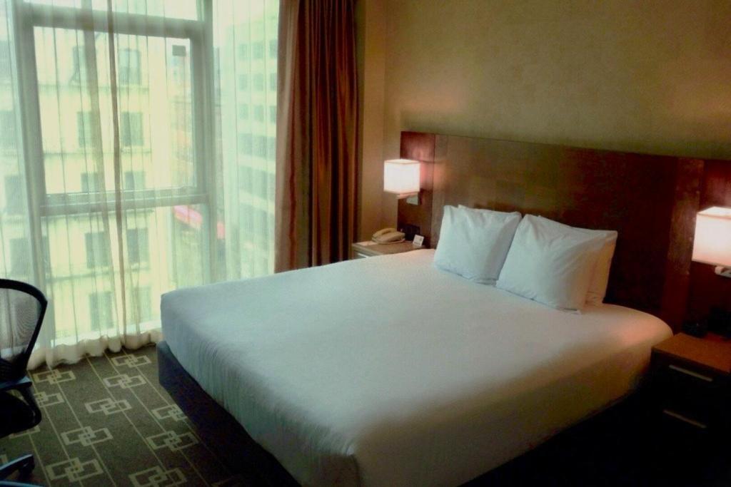 Deluxe King Room - Non-Smoking