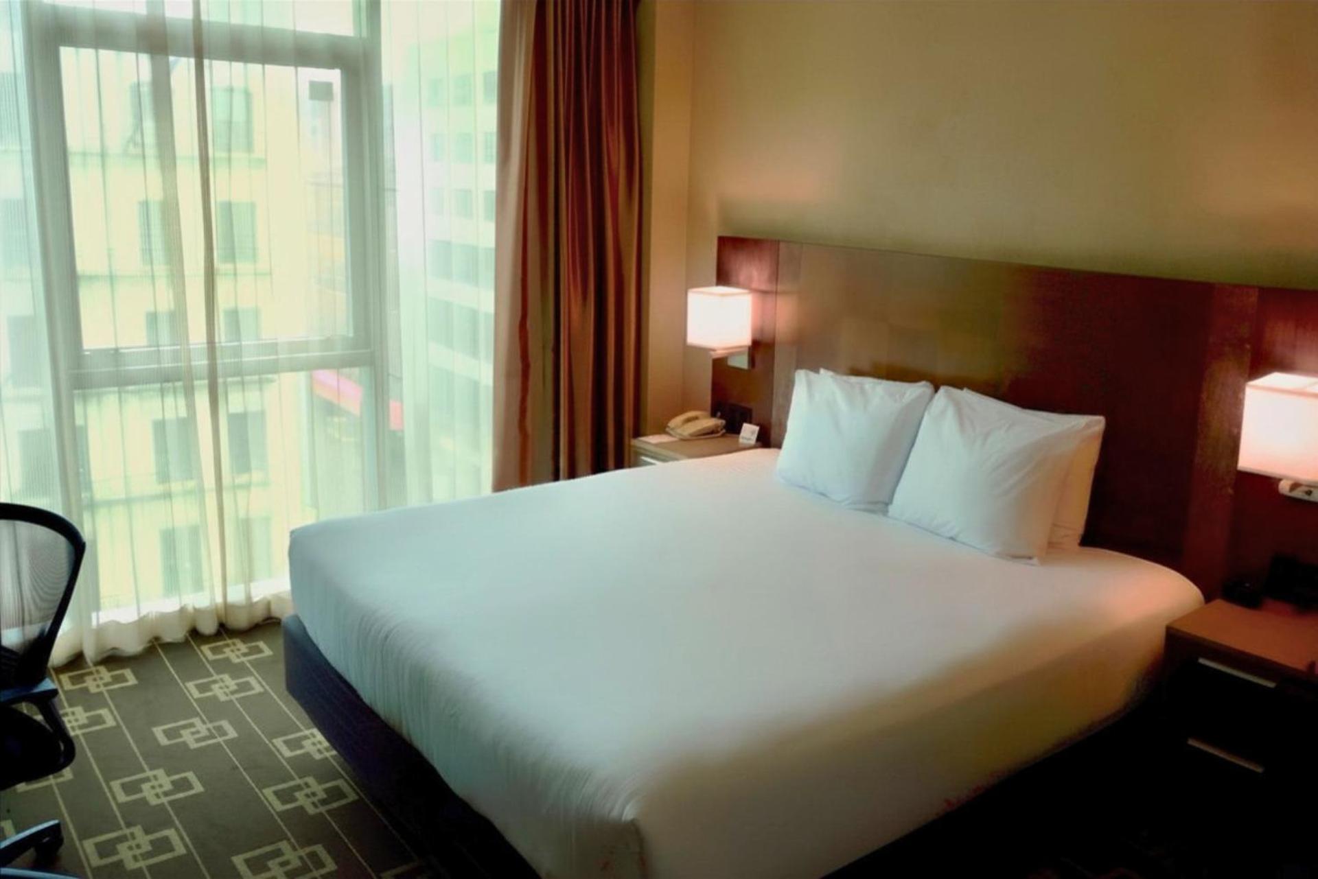 Deluxe King Room - Non-Smoking