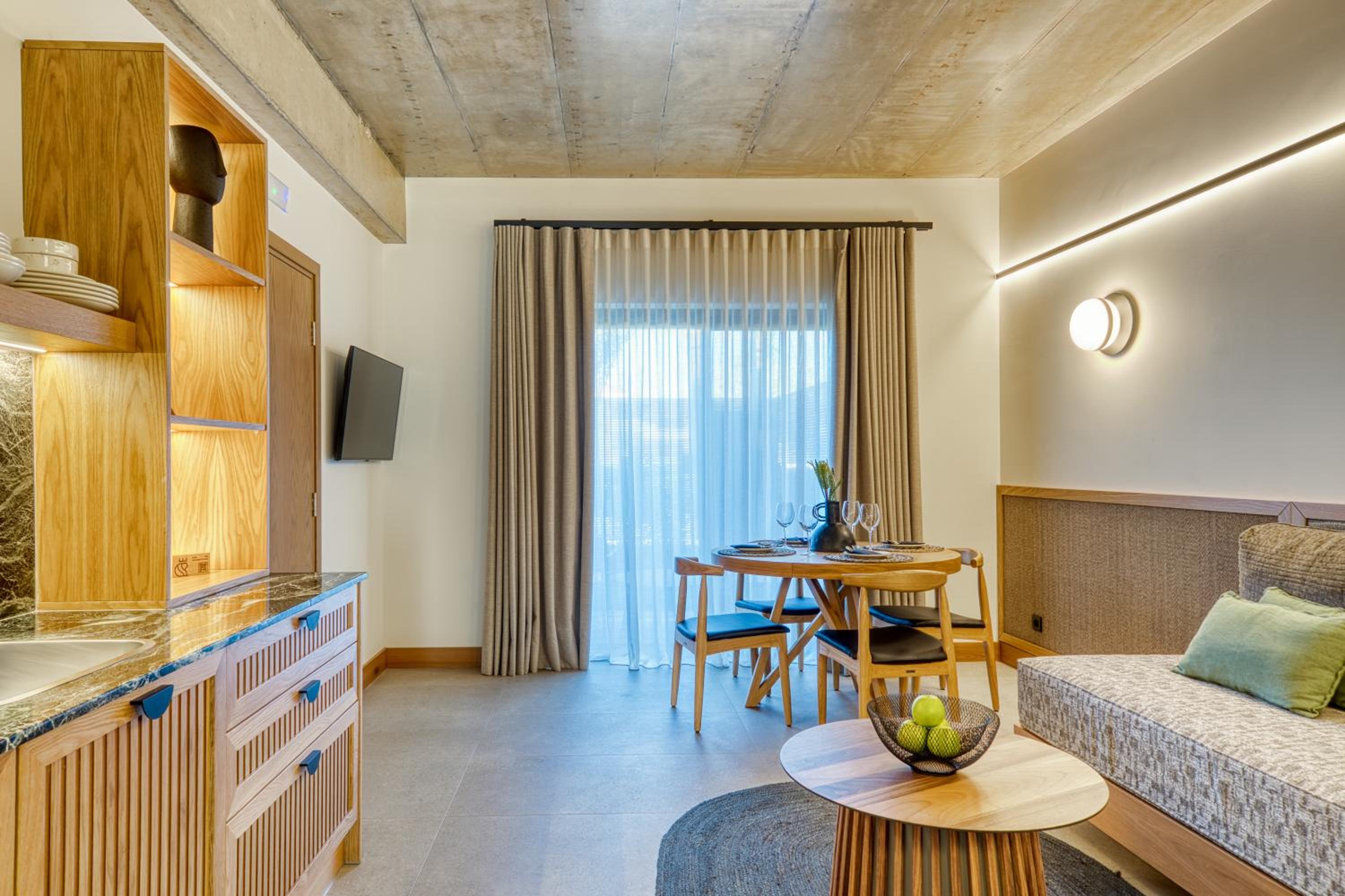 Luxury Suite with Pool View  - Photo 10