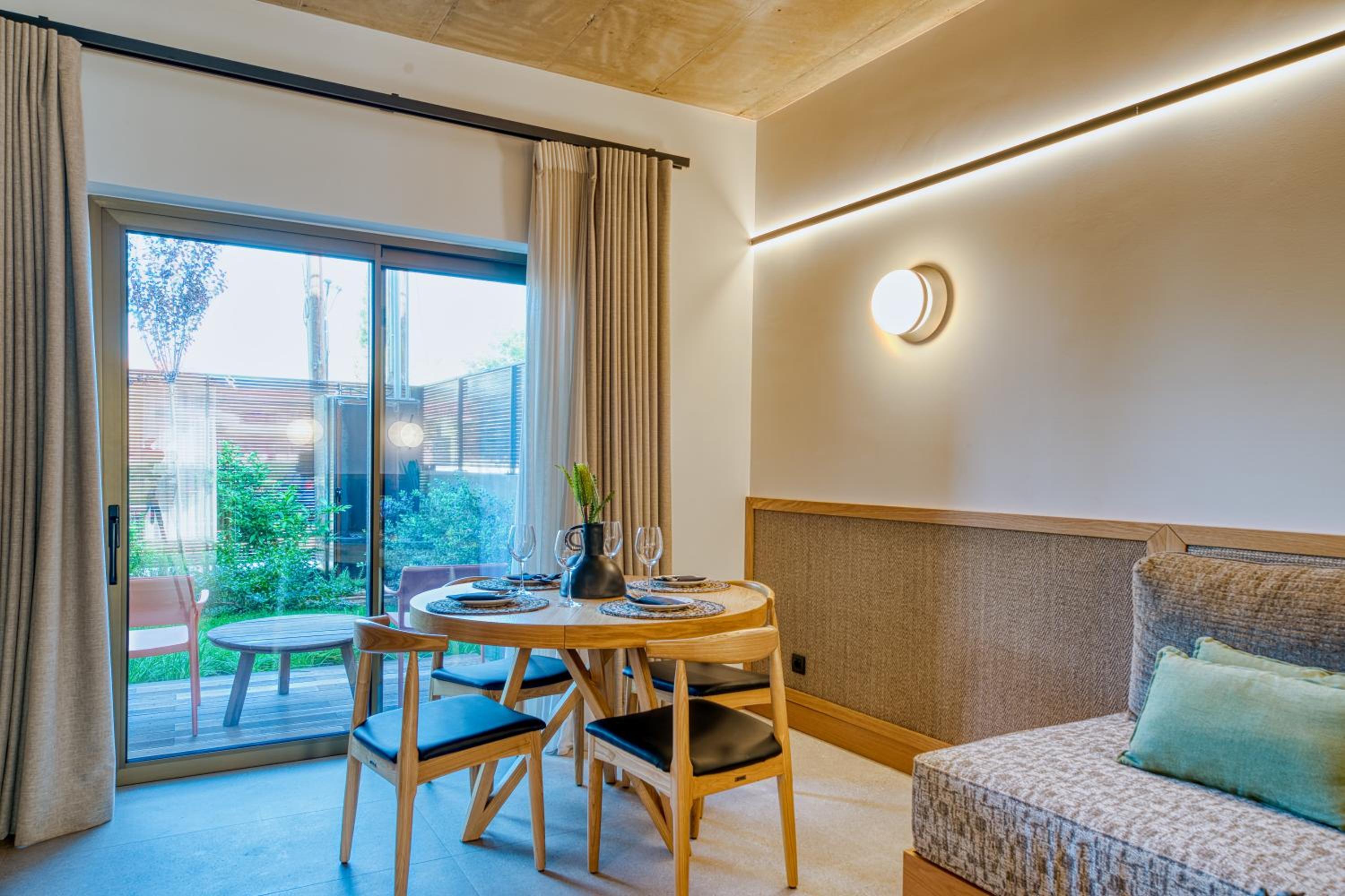 Luxury Suite with Pool View  - Photo 15