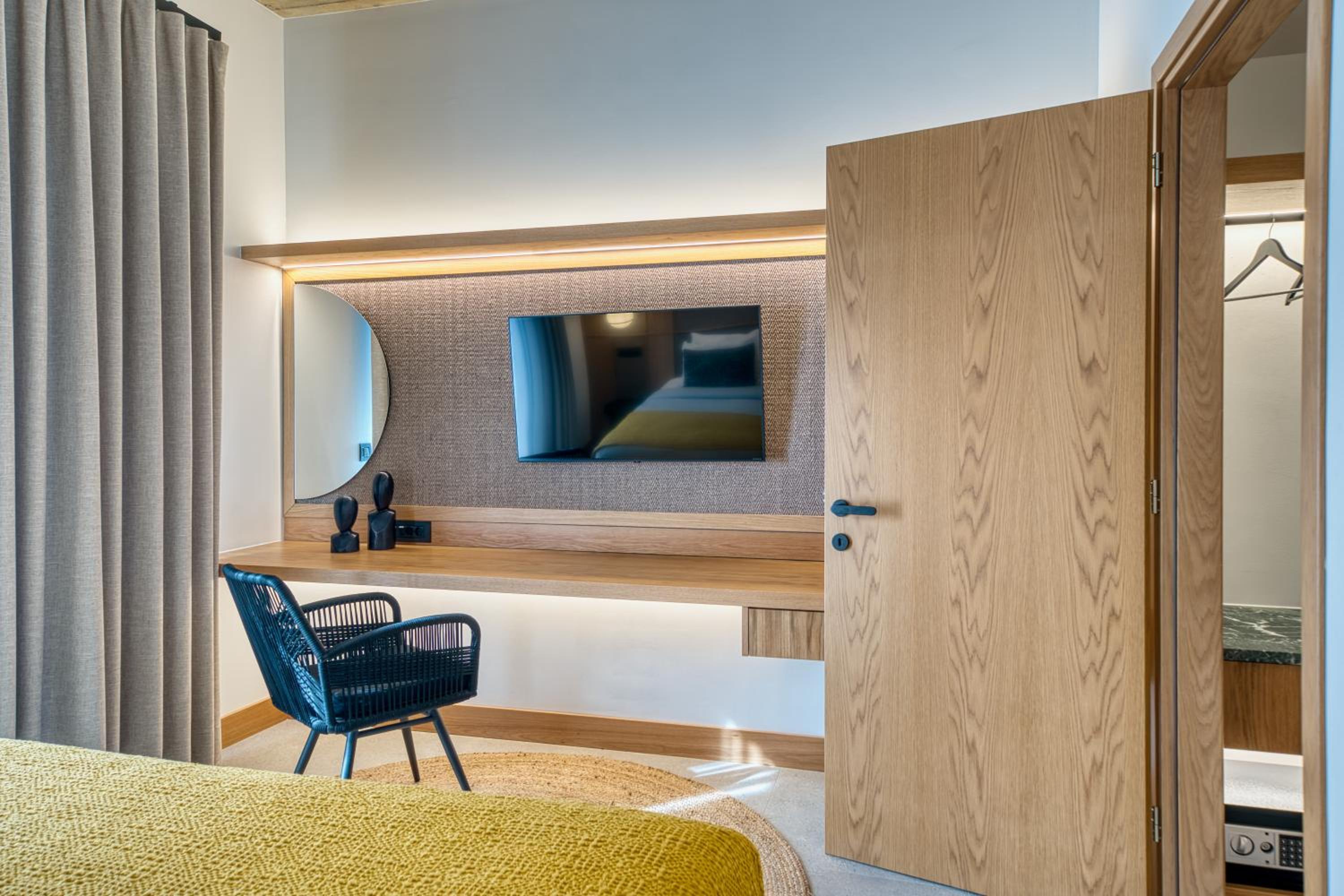 Luxury Suite with Pool View  - Photo 9
