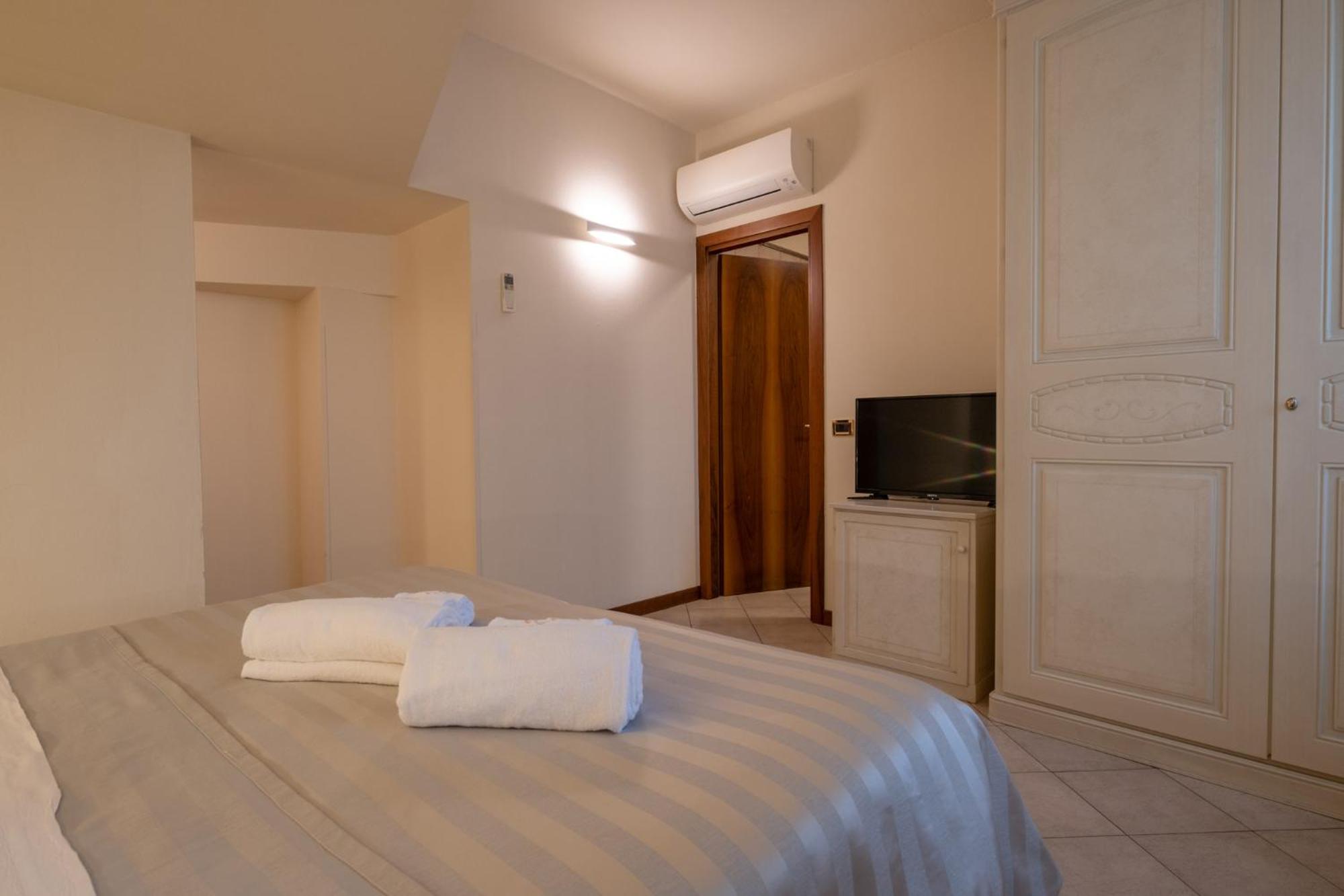 Double Room - Photo 11