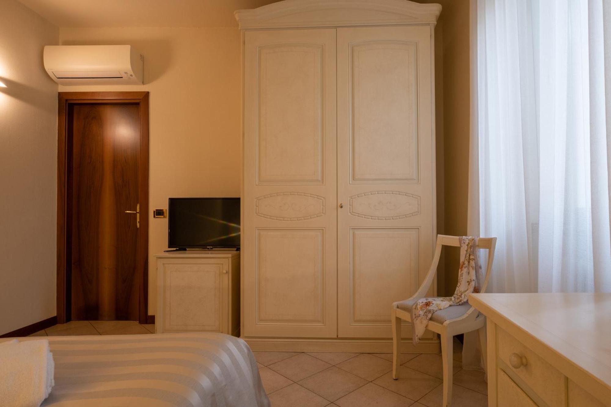 Double Room - Photo 10