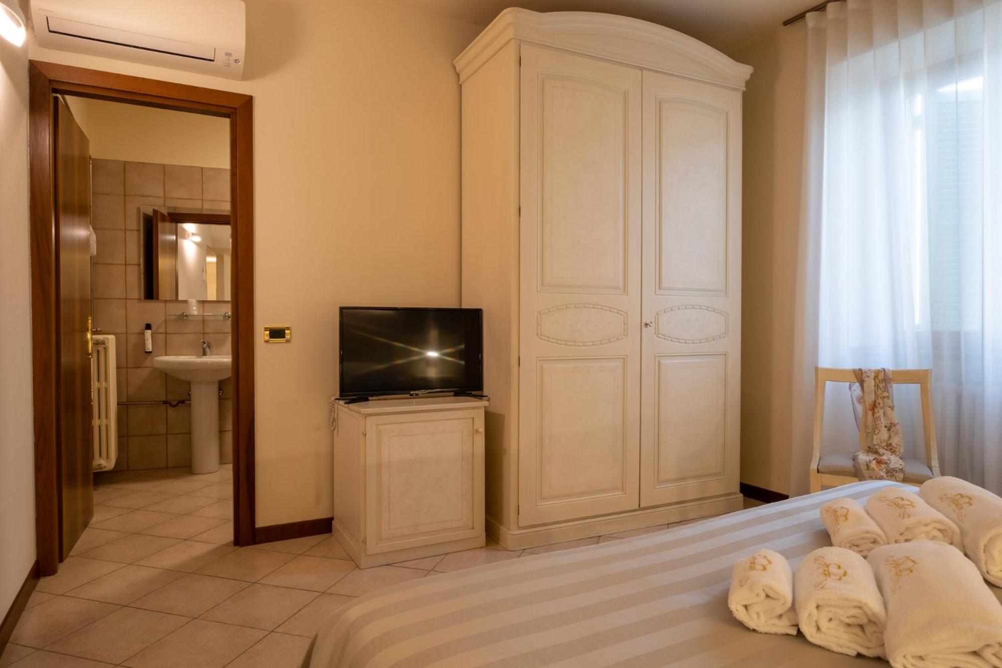 Double Room - Photo 12