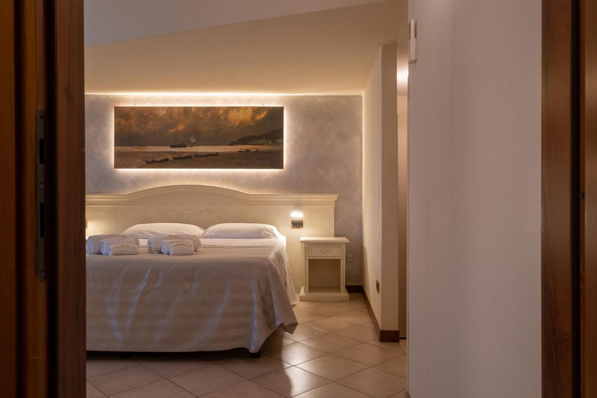 Double Room - Photo 16