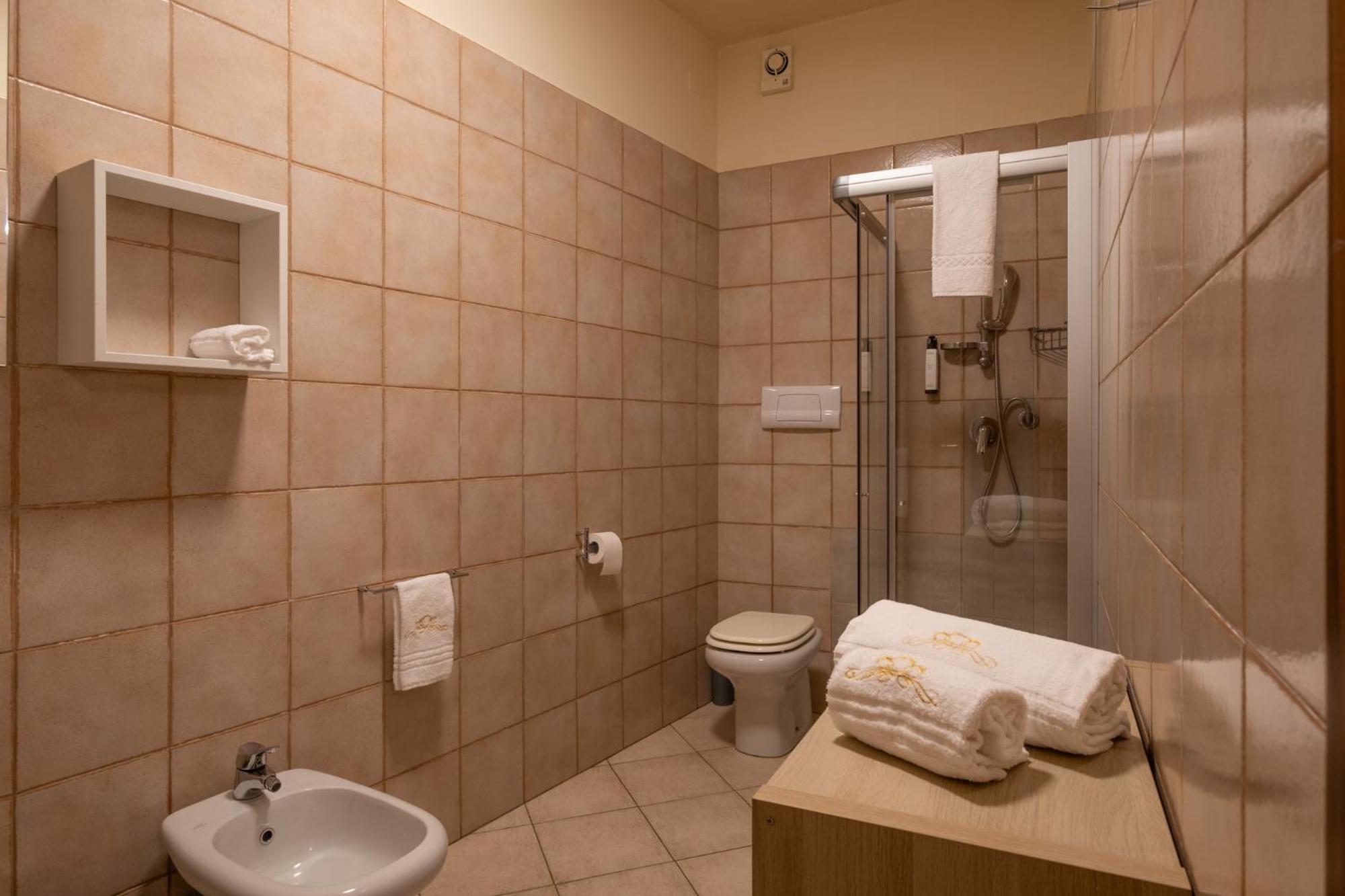 Double Room - Photo 18