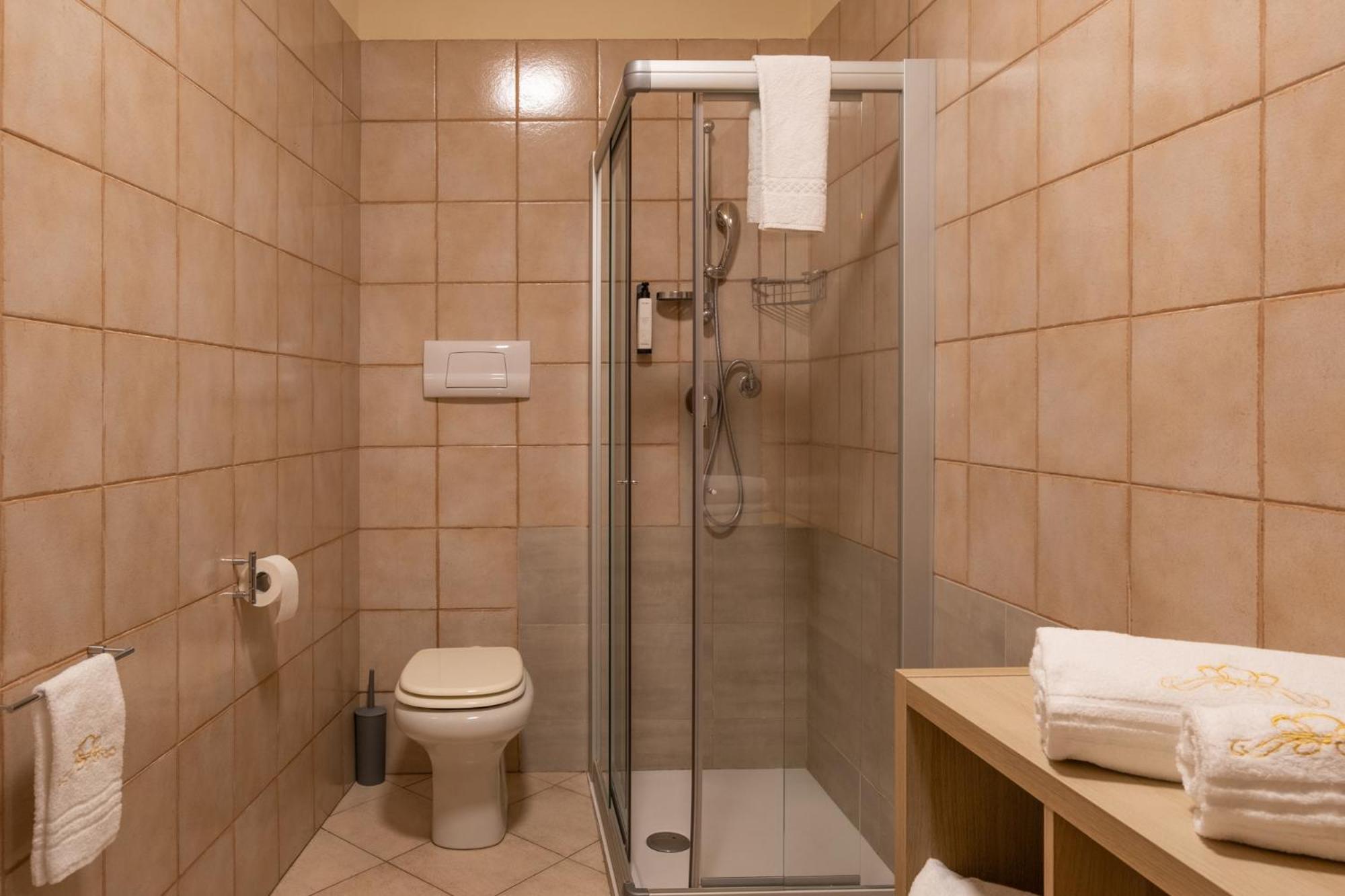 Double Room - Photo 17