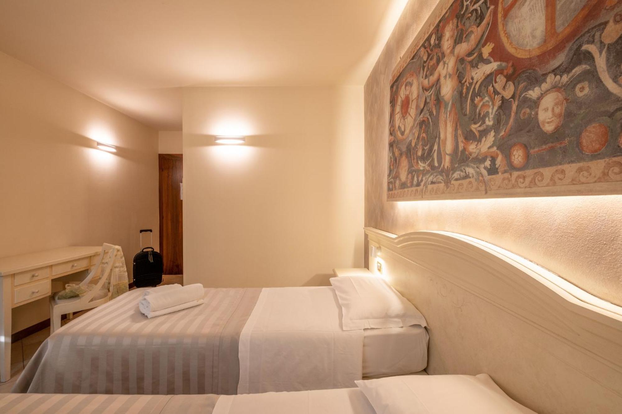 Double Room - Photo 5