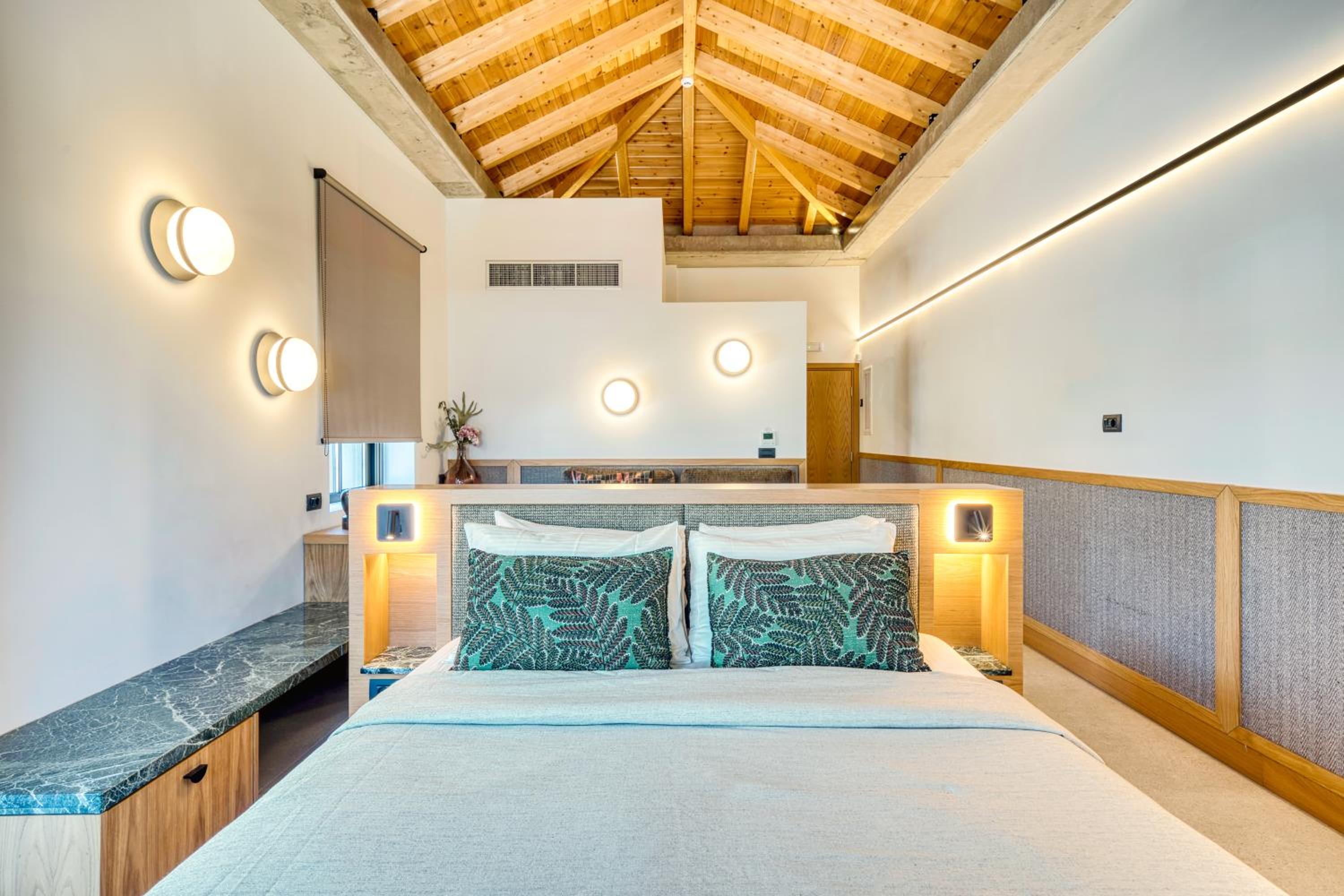 Deluxe Suite with Garden and Street View  photo 1