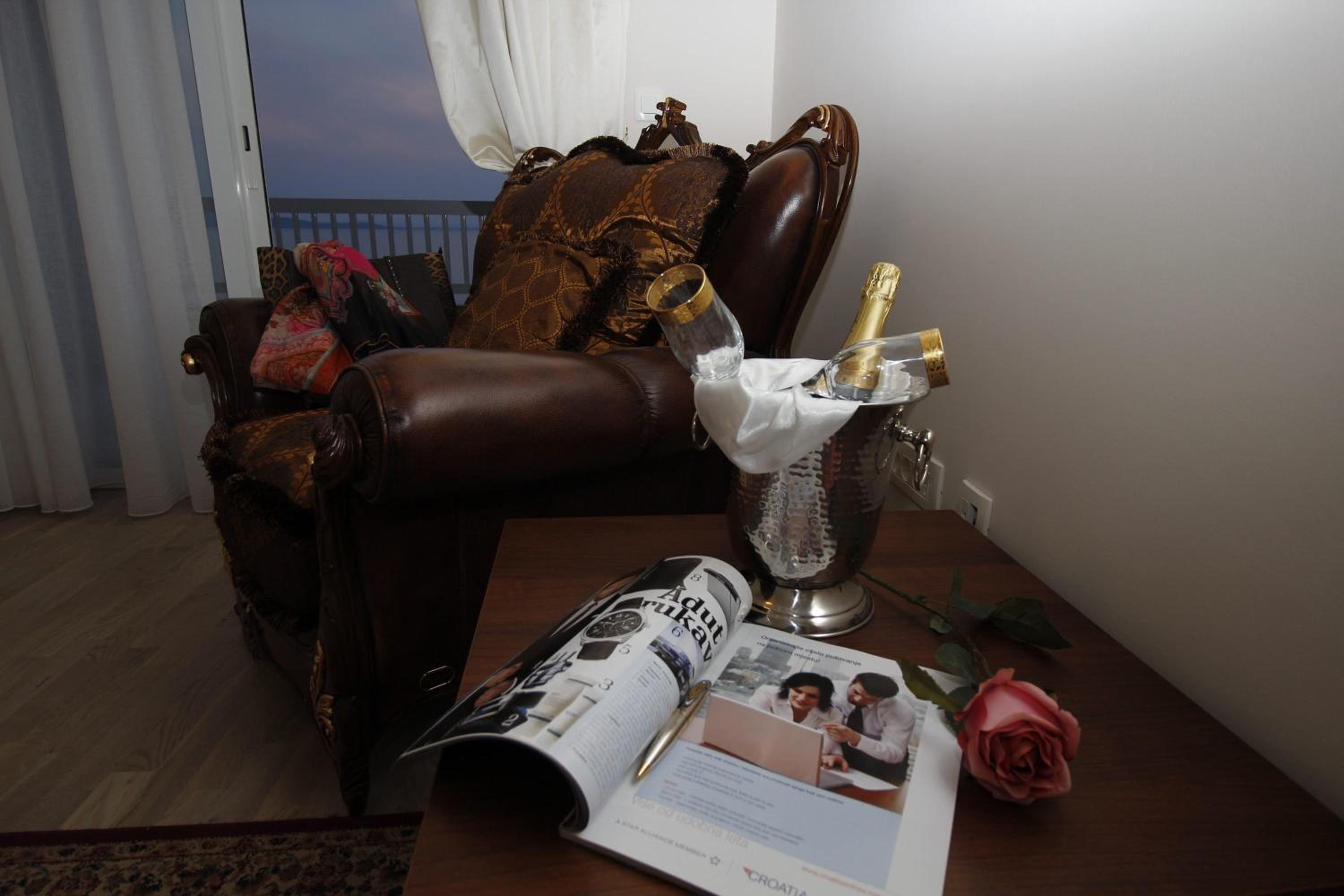Suite with Balcony and Sea View - Photo 9