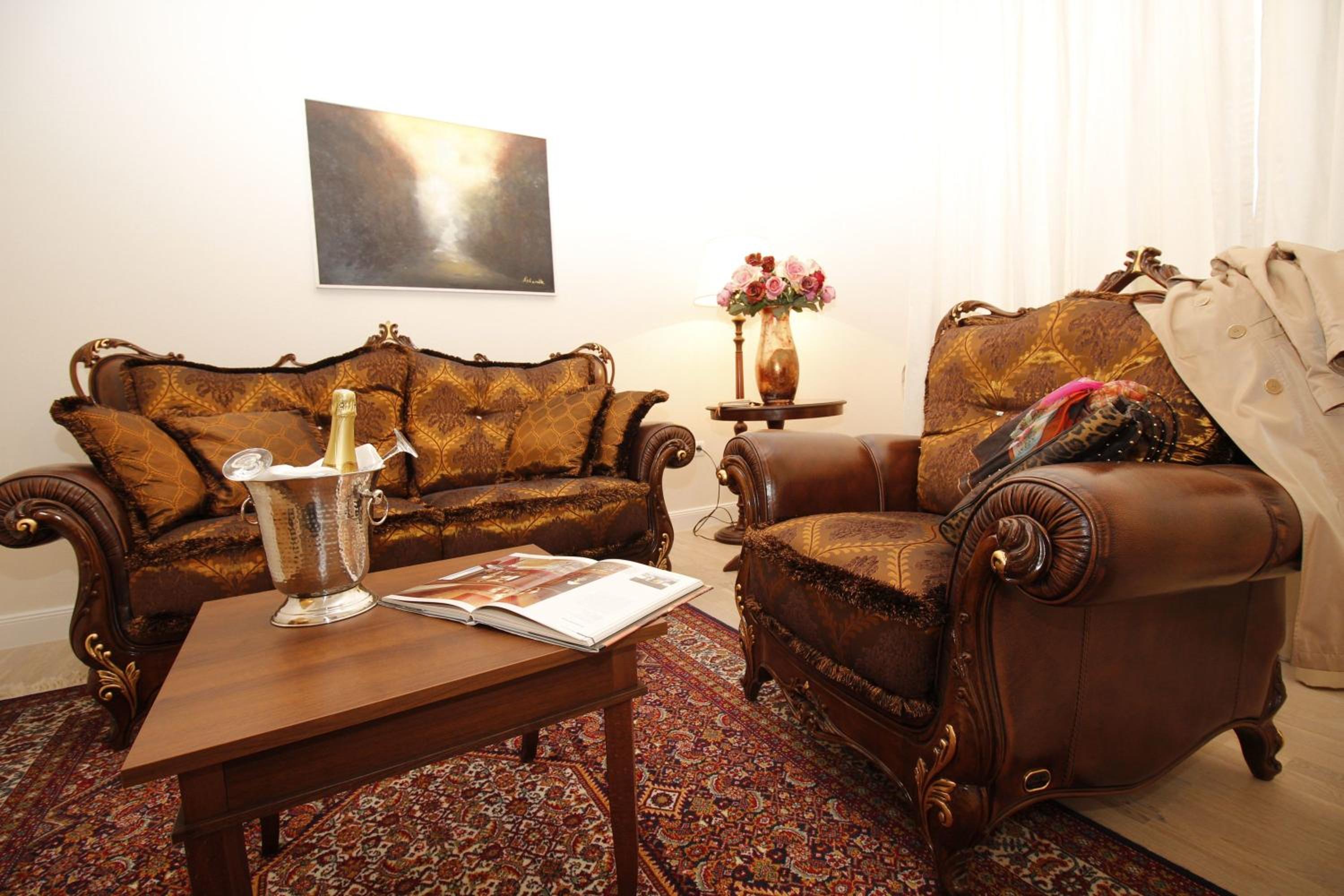 Suite with Balcony and Sea View - Photo 8