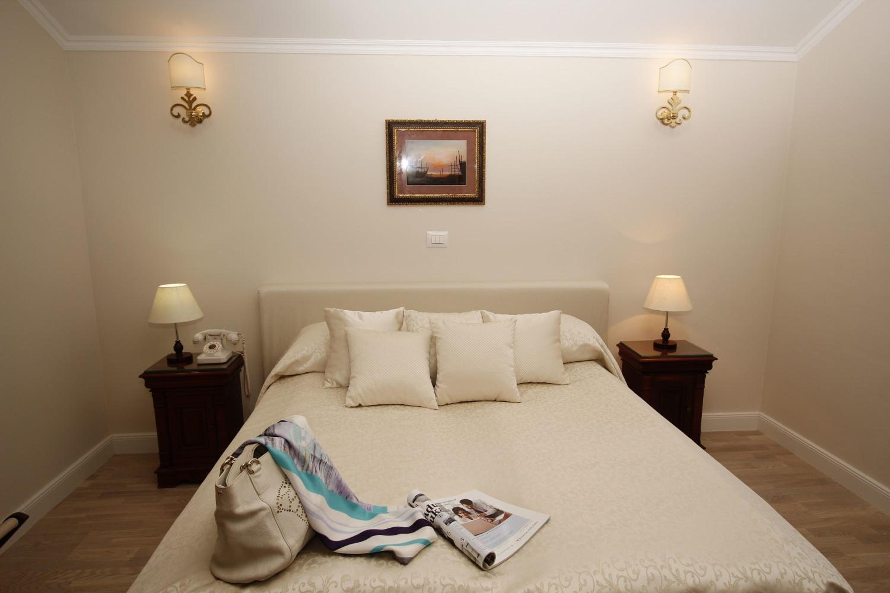 Suite with Balcony and Sea View - Photo 7