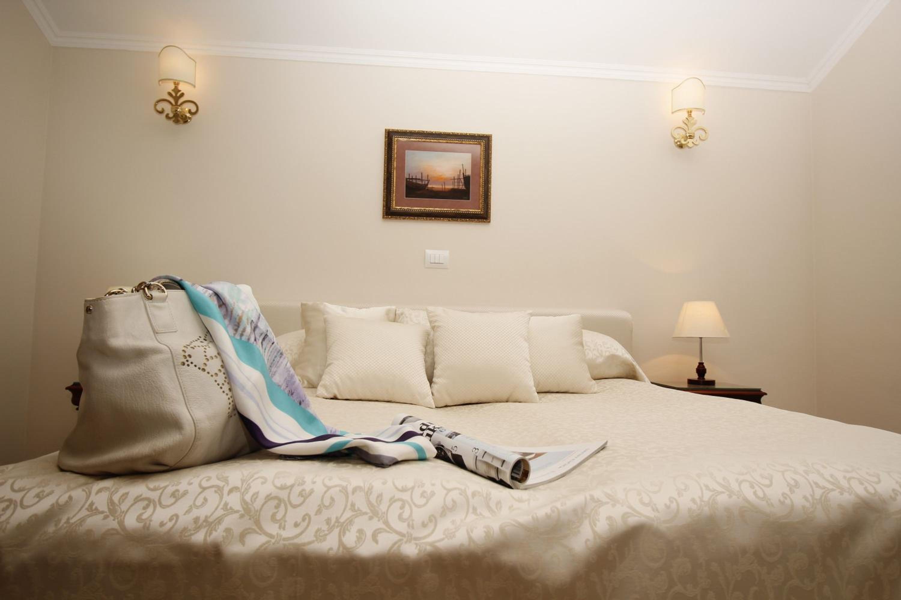Suite with Balcony and Sea View - Photo 11