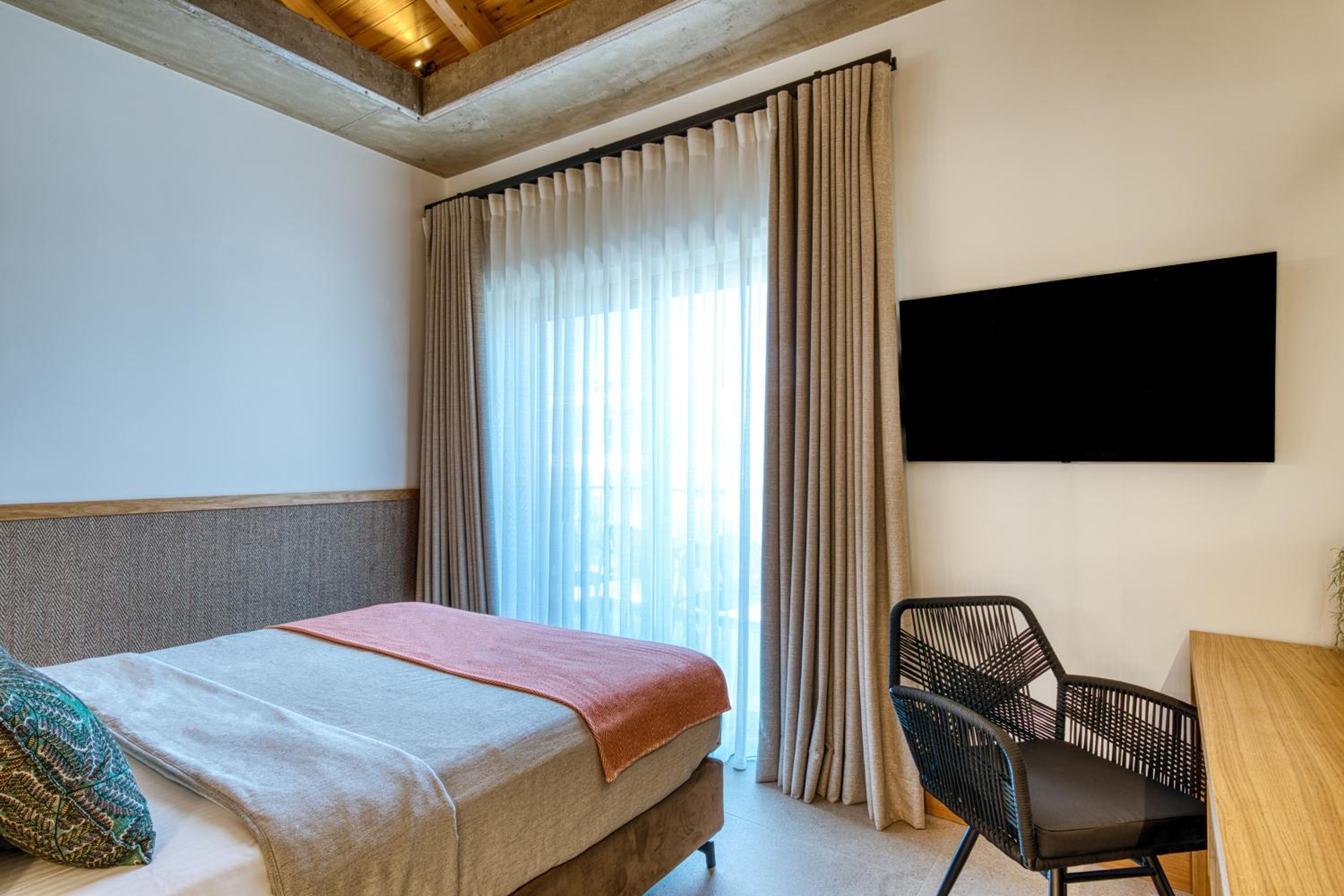 Junior Suite with Balcony and Partial Sea View - Photo 13