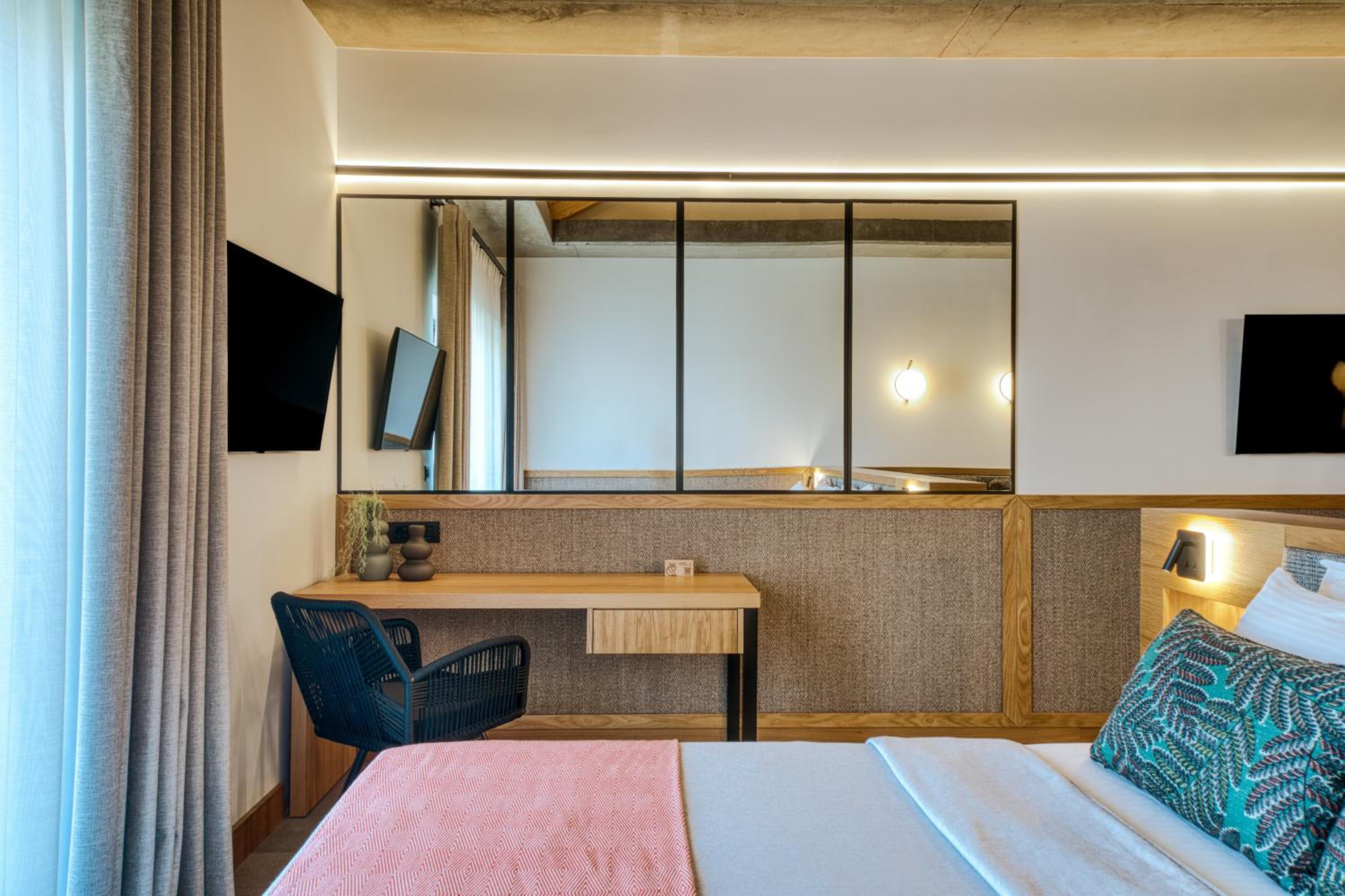 Junior Suite with Balcony and Partial Sea View - Photo 15