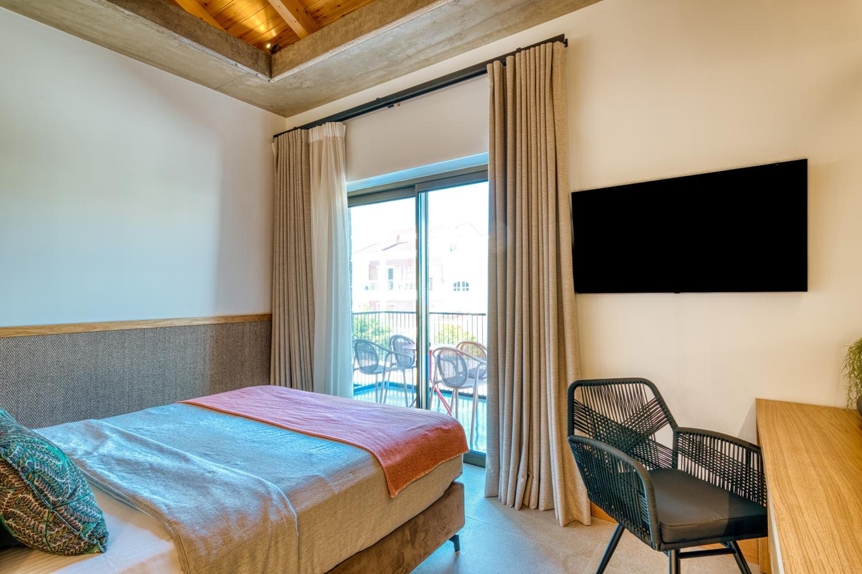Junior Suite with Balcony and Partial Sea View - Photo 6