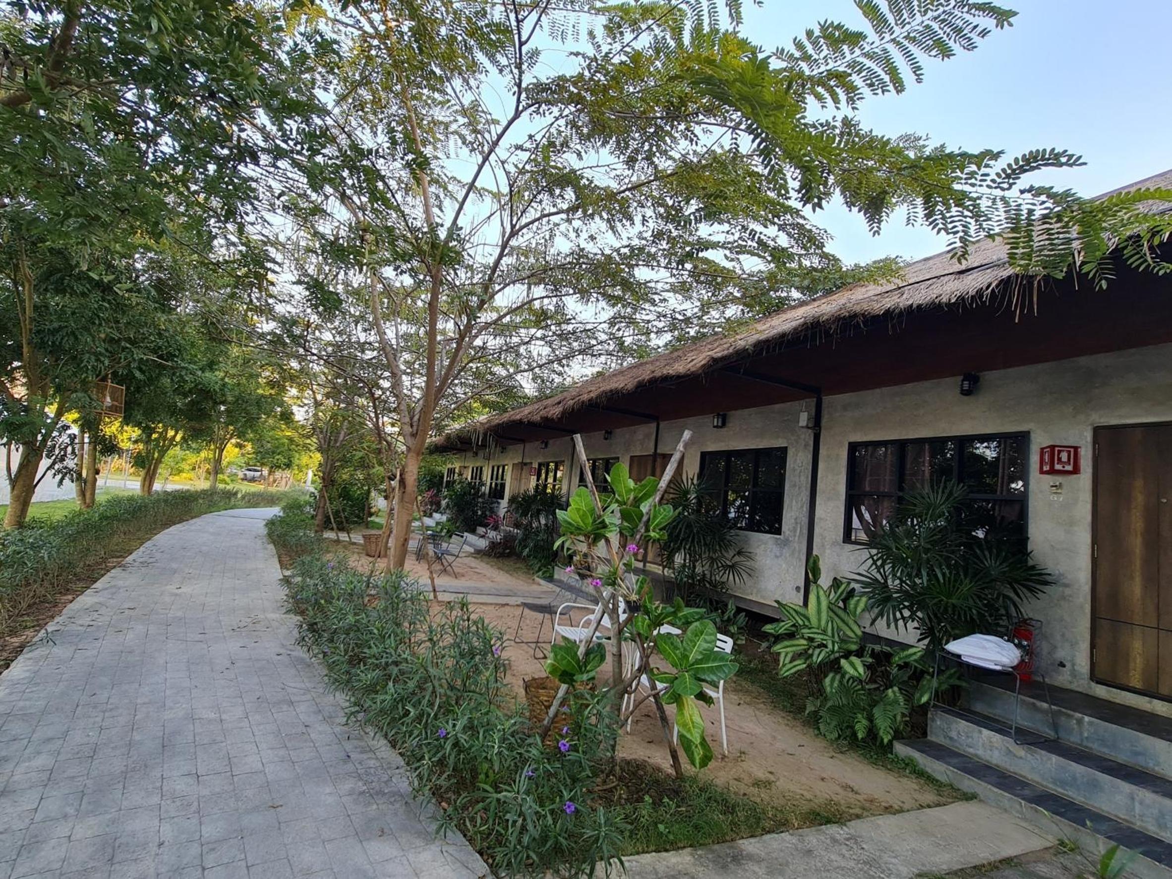 Standard Twin Room with Garden View - Photo 8