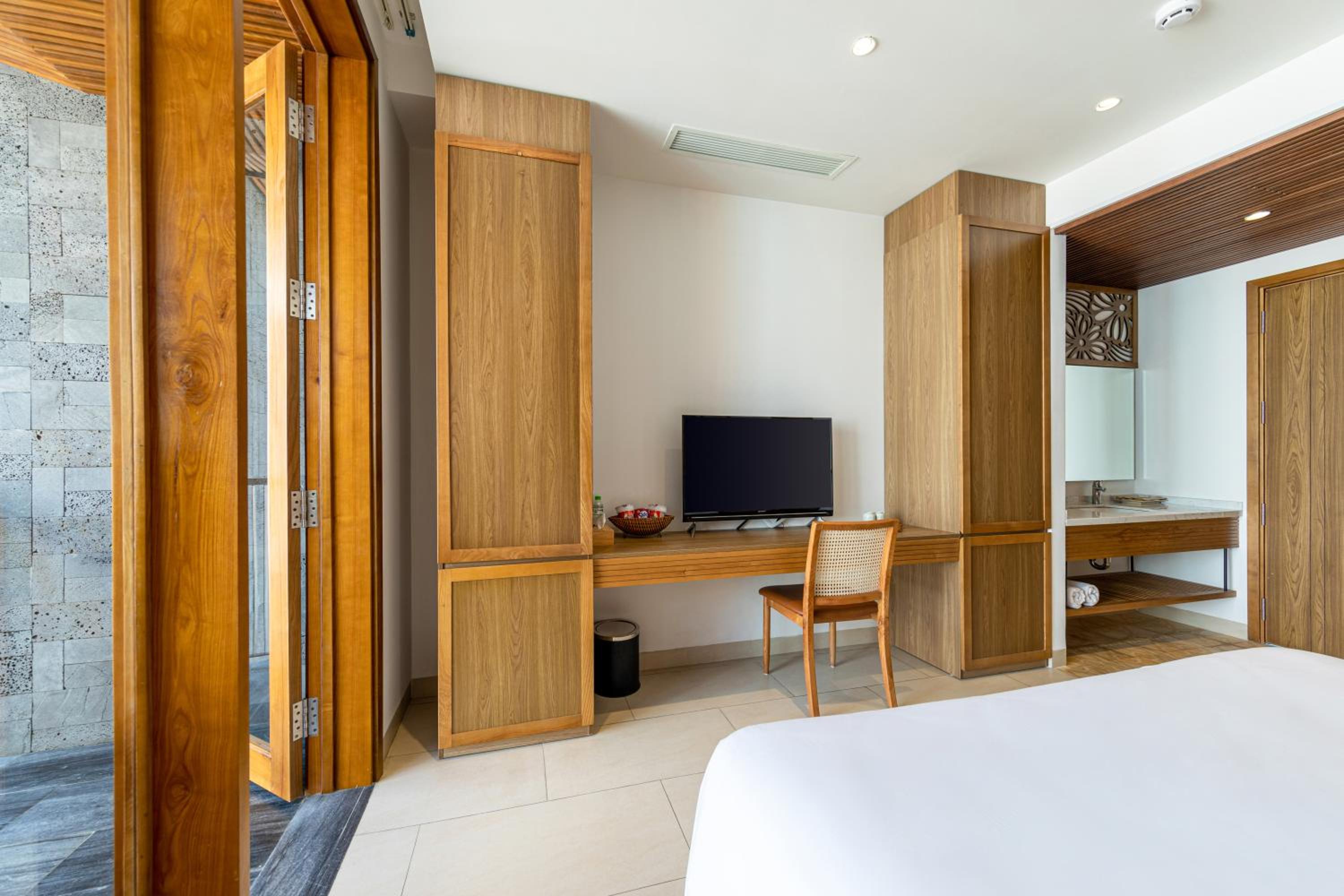 Deluxe Double Room with Balcony and Garden View - Photo 6