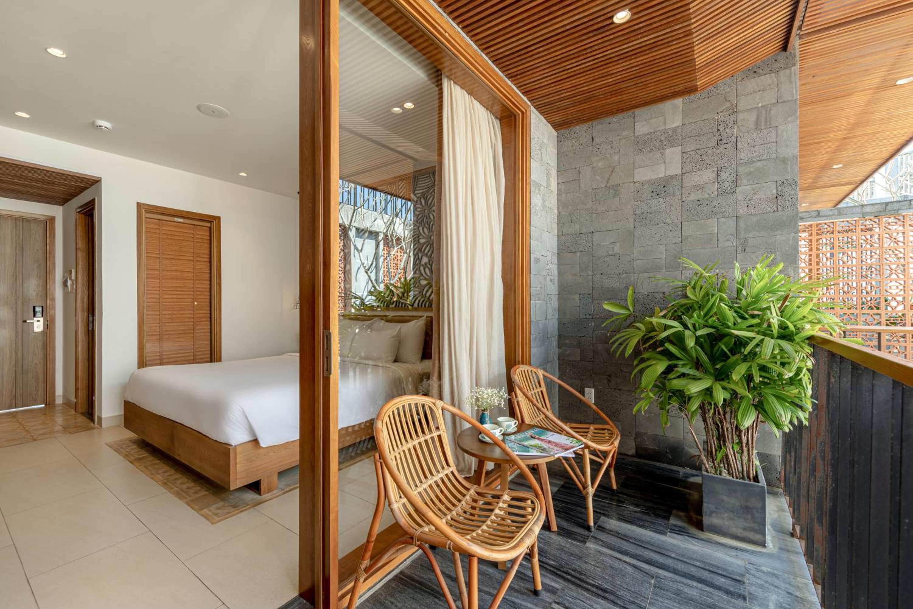 Deluxe Double Room with Balcony and Pool View - Photo 12