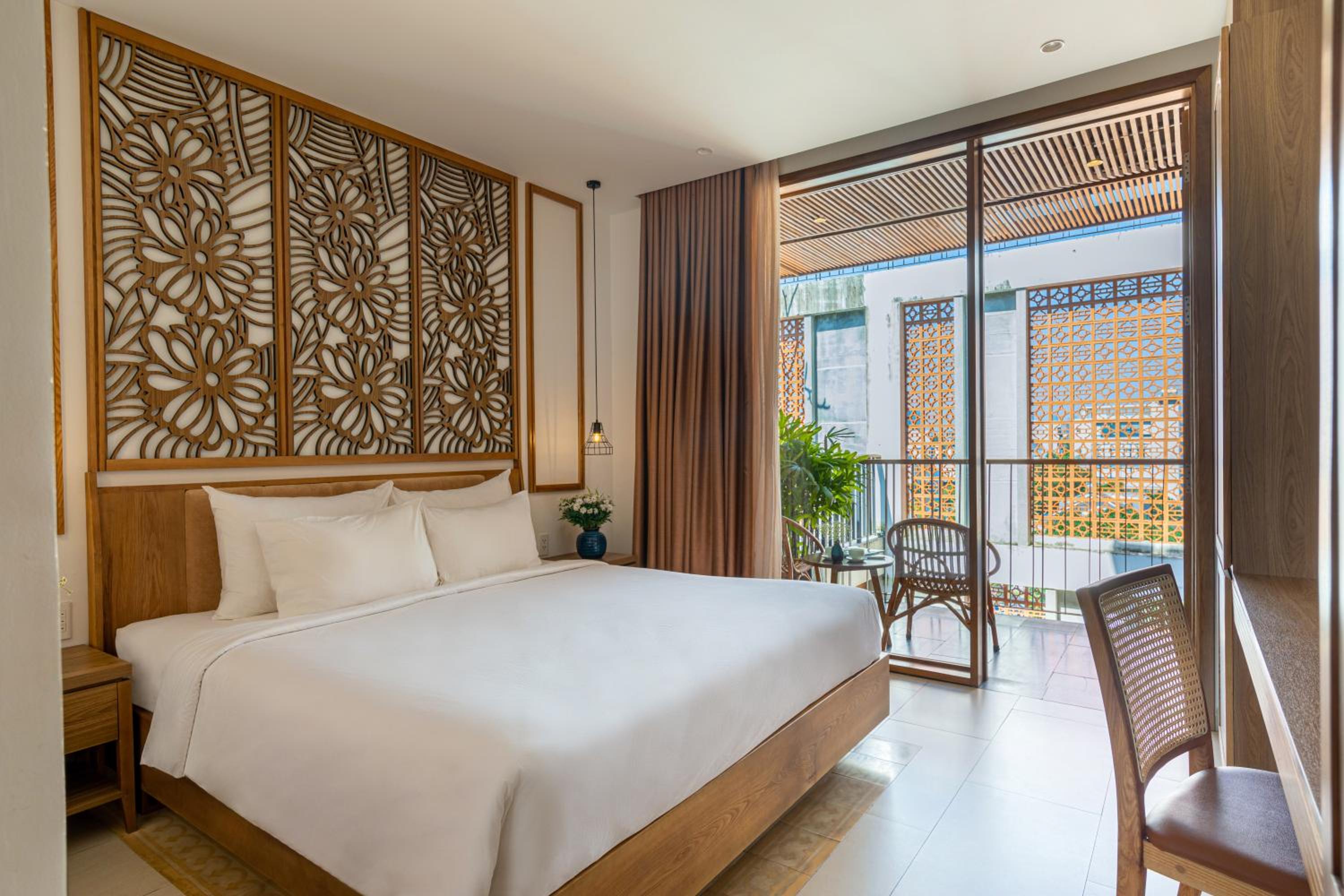 Deluxe Double Room with Balcony and Garden View - Photo 1