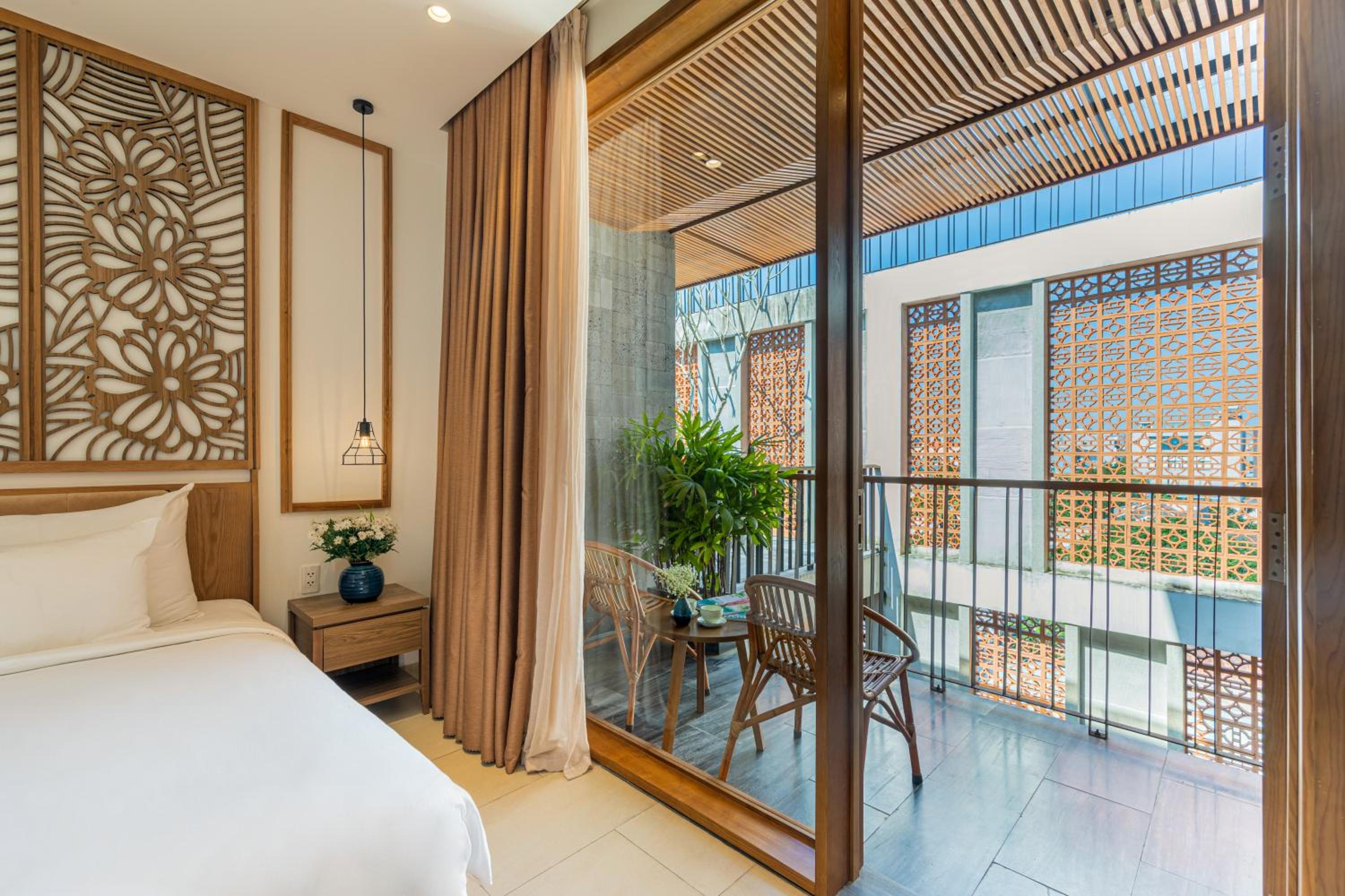Deluxe Double Room with Balcony and Garden View - Photo 5