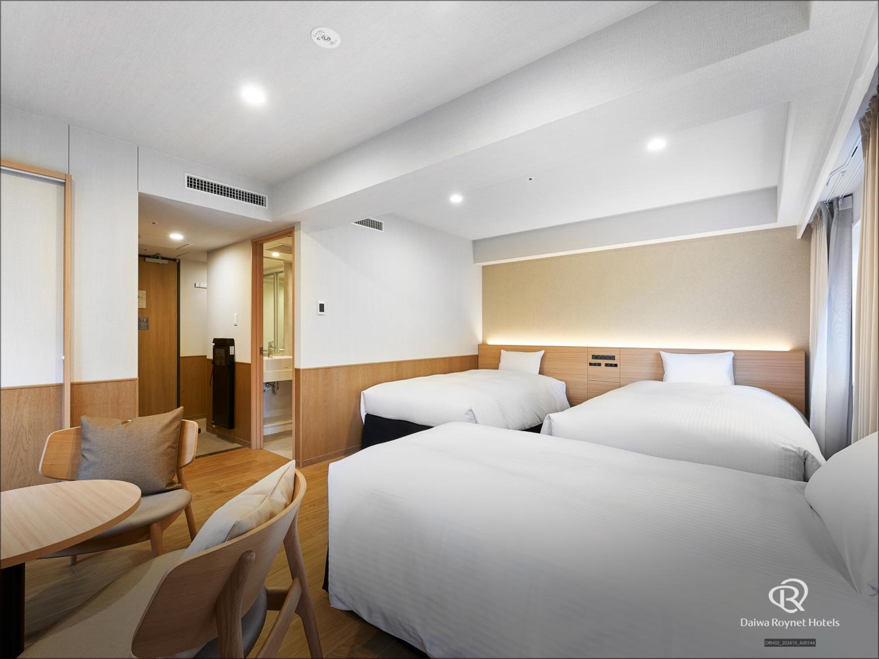 Style Twin Room - Non-Smoking (3 adults) photo 1