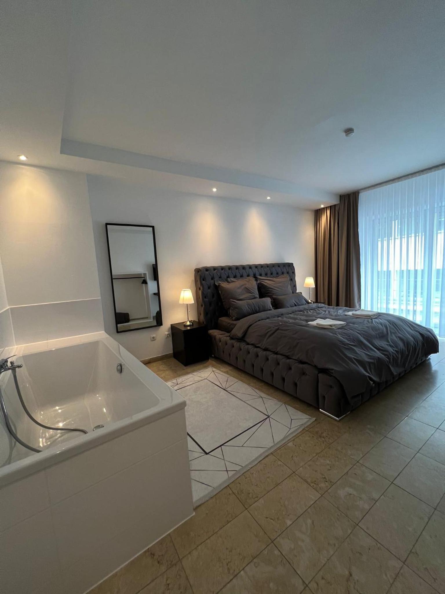Deluxe Double Room with Bath - Photo 7