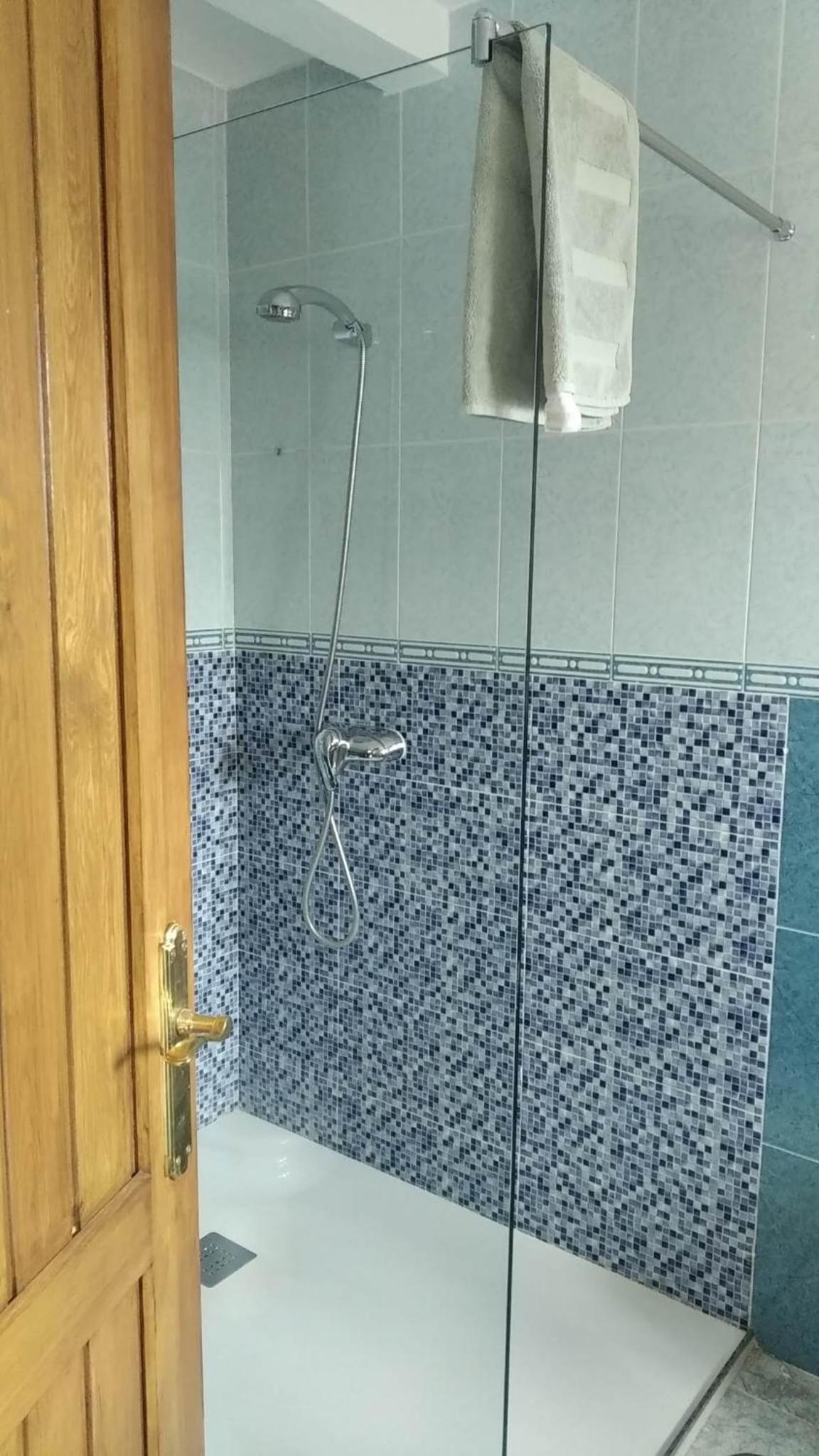 Double or Twin Room with Private Bathroom - Photo 16