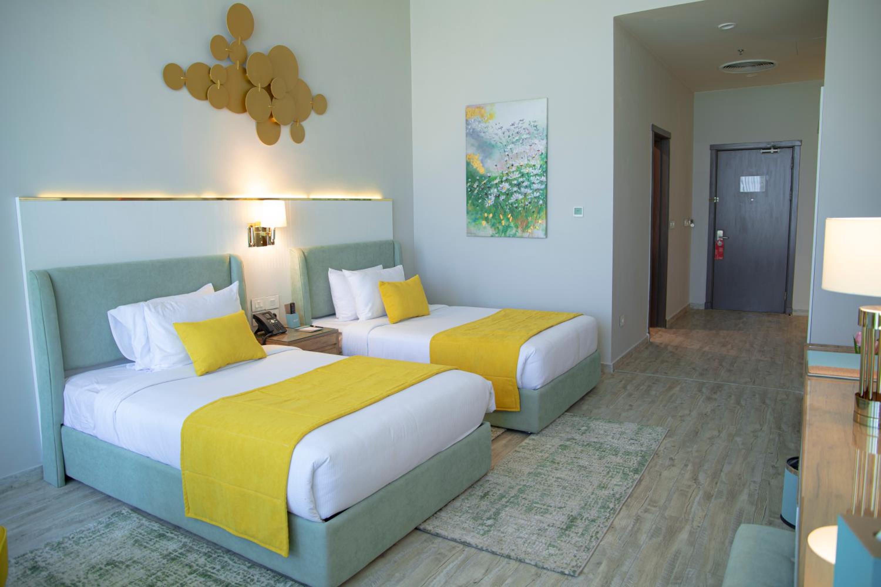 Deluxe Room with Pool View photo 2