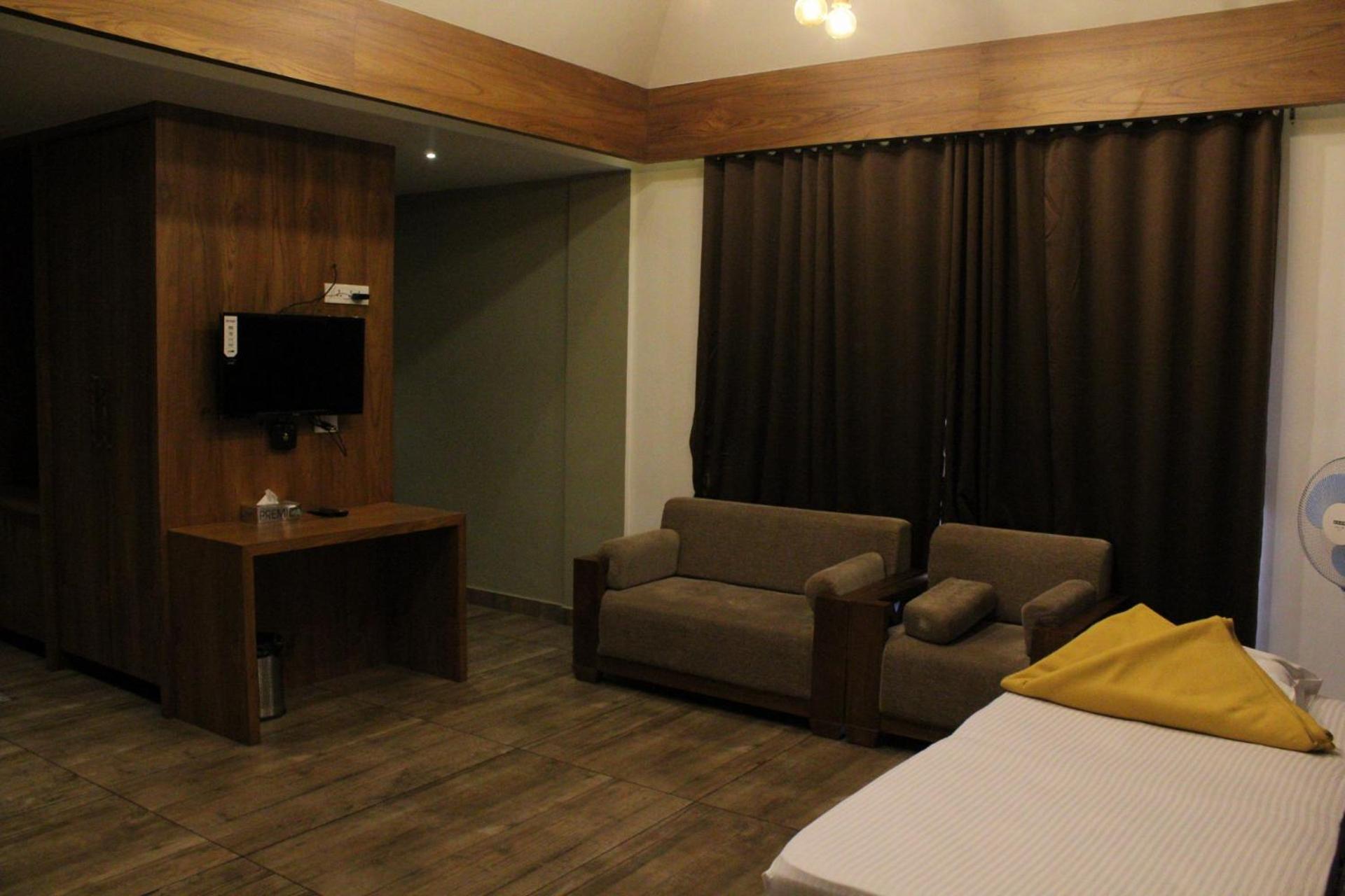 Family Suite with Balcony - Photo 7