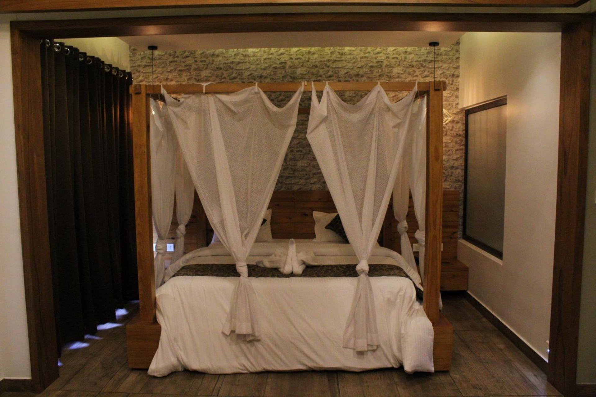 Family Suite with Balcony - Photo 9