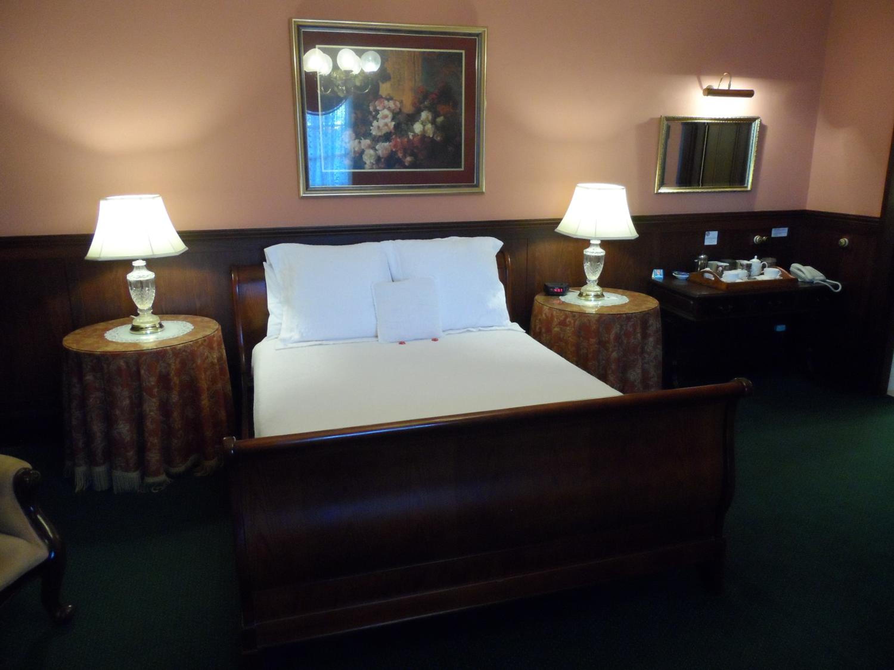 Queen Suite with Spa Bath